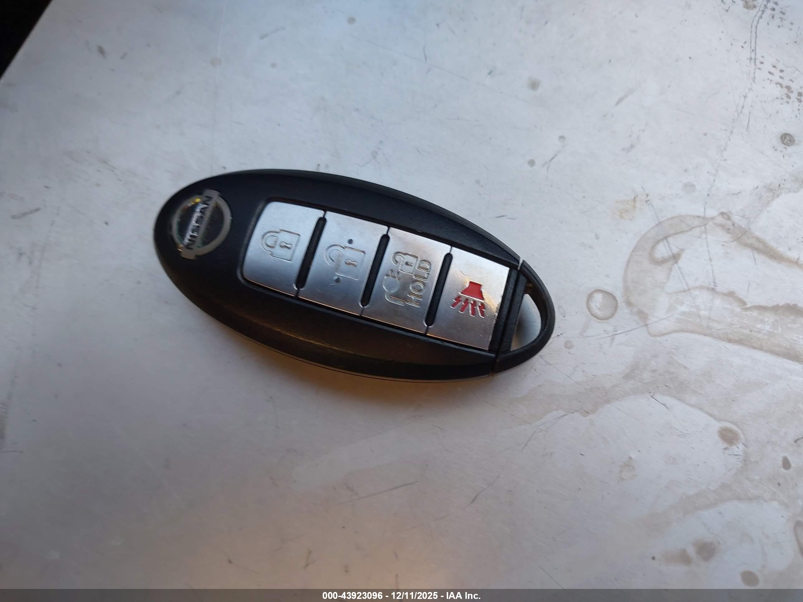NISSAN LEAF image 11