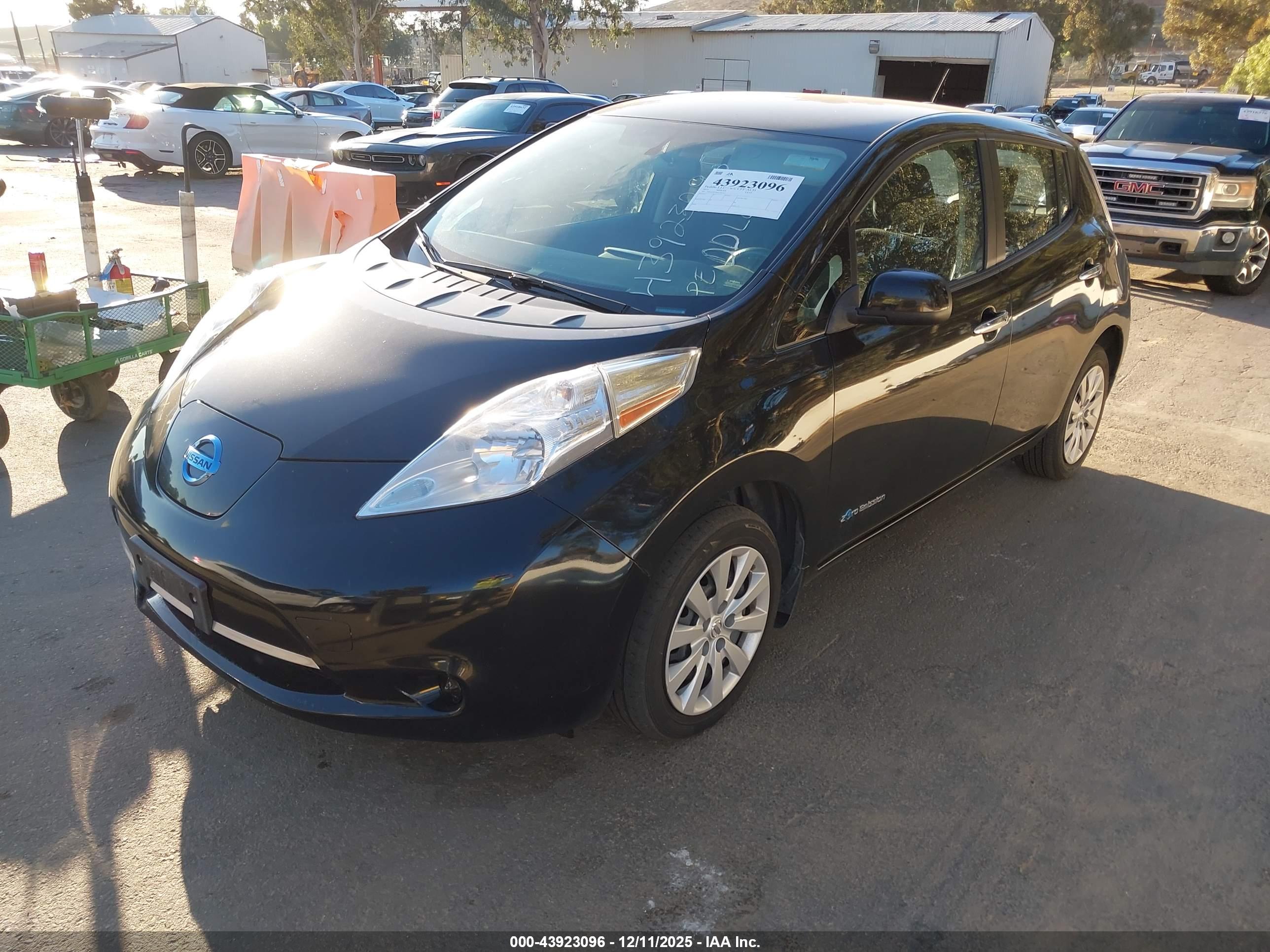 NISSAN LEAF image 2