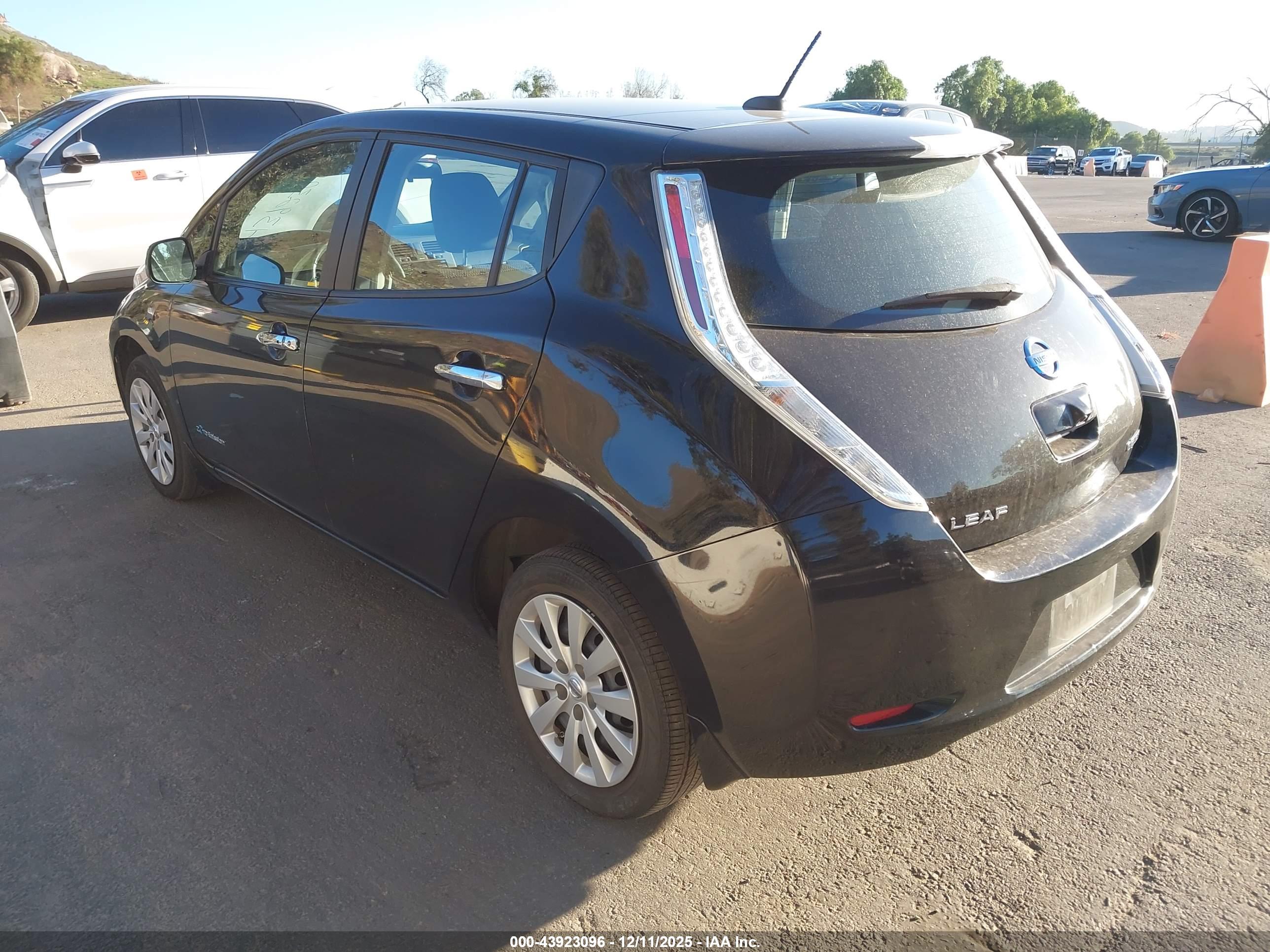 NISSAN LEAF image 3