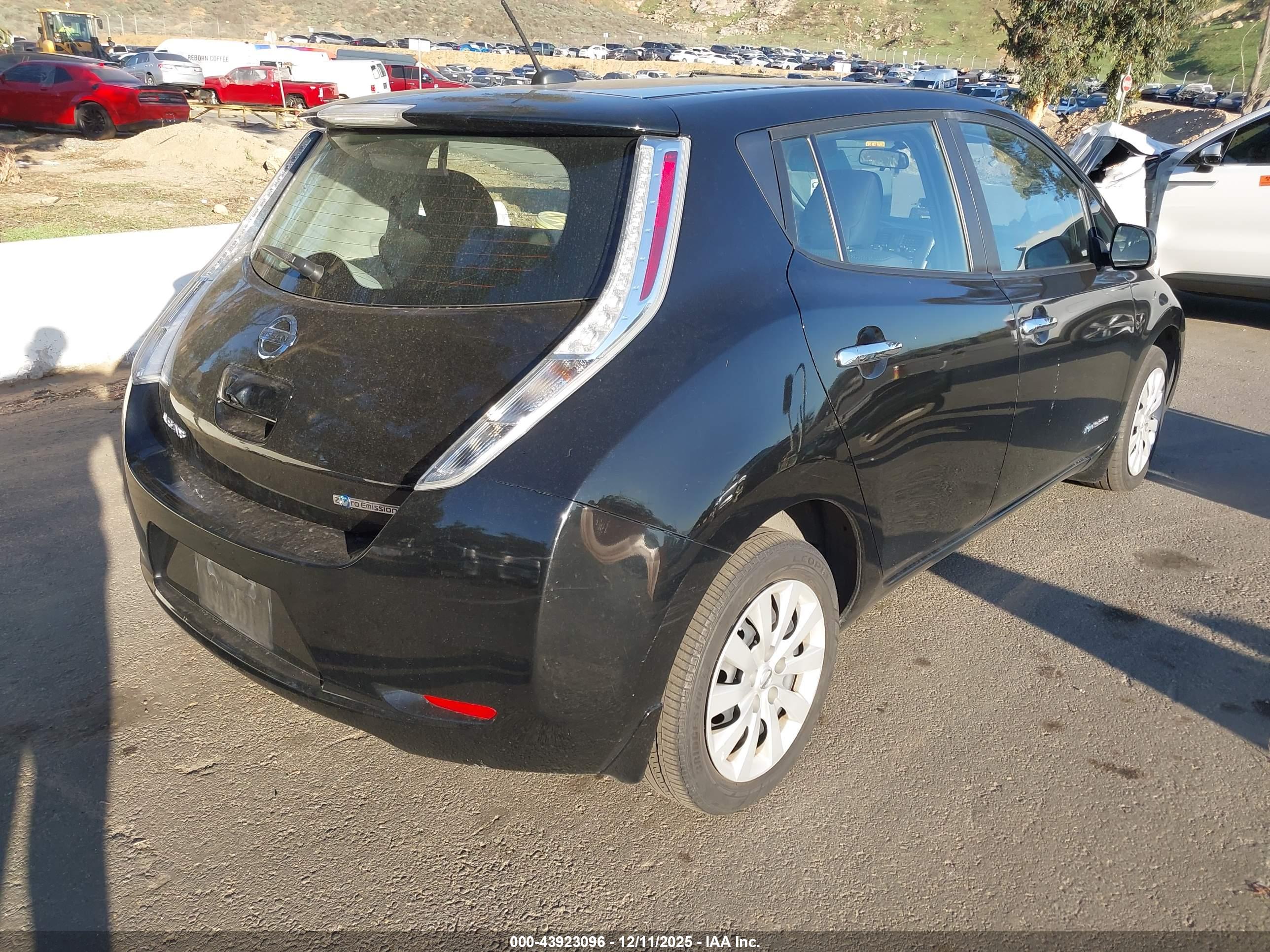 NISSAN LEAF image 4
