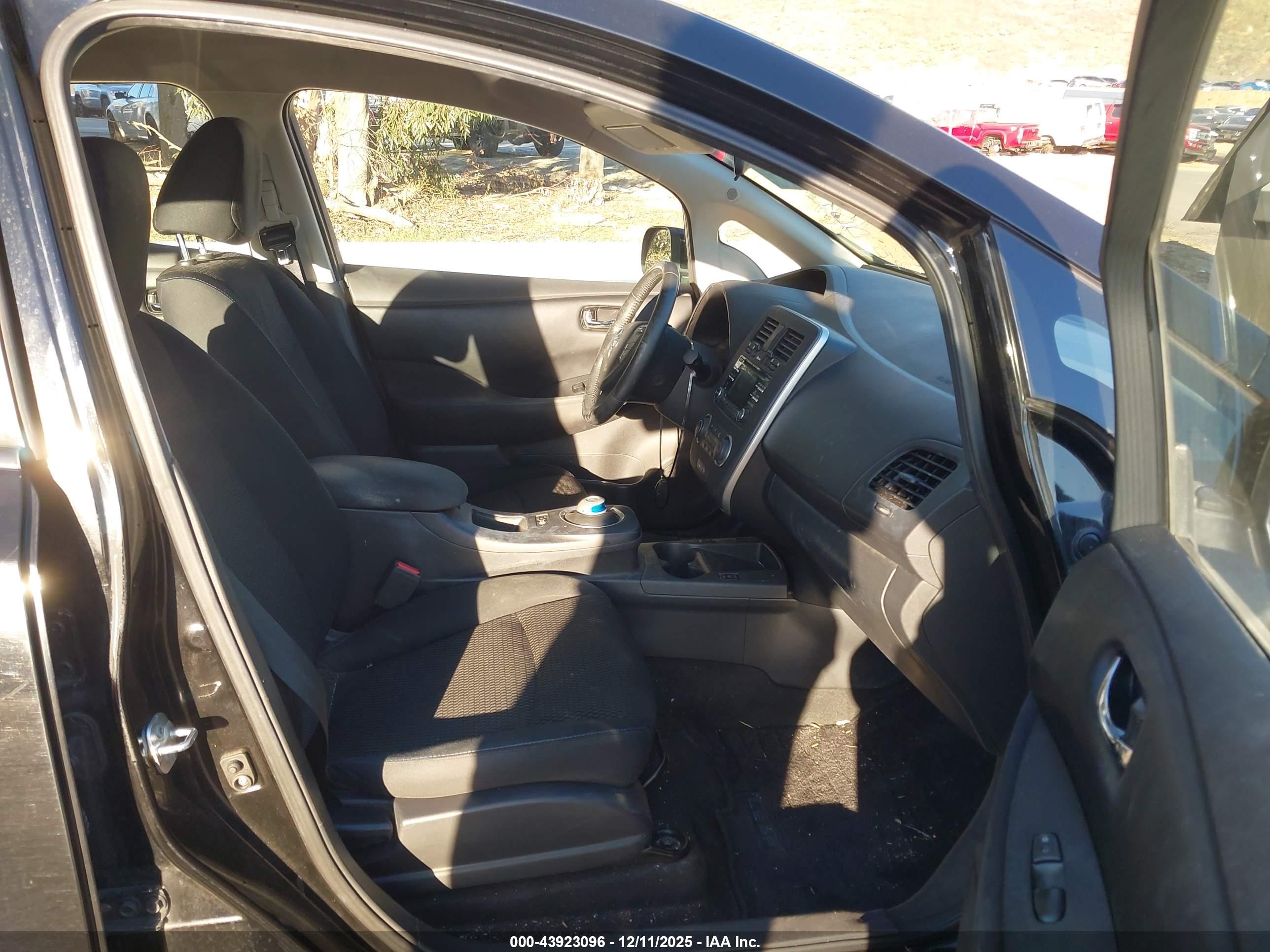 NISSAN LEAF image 5