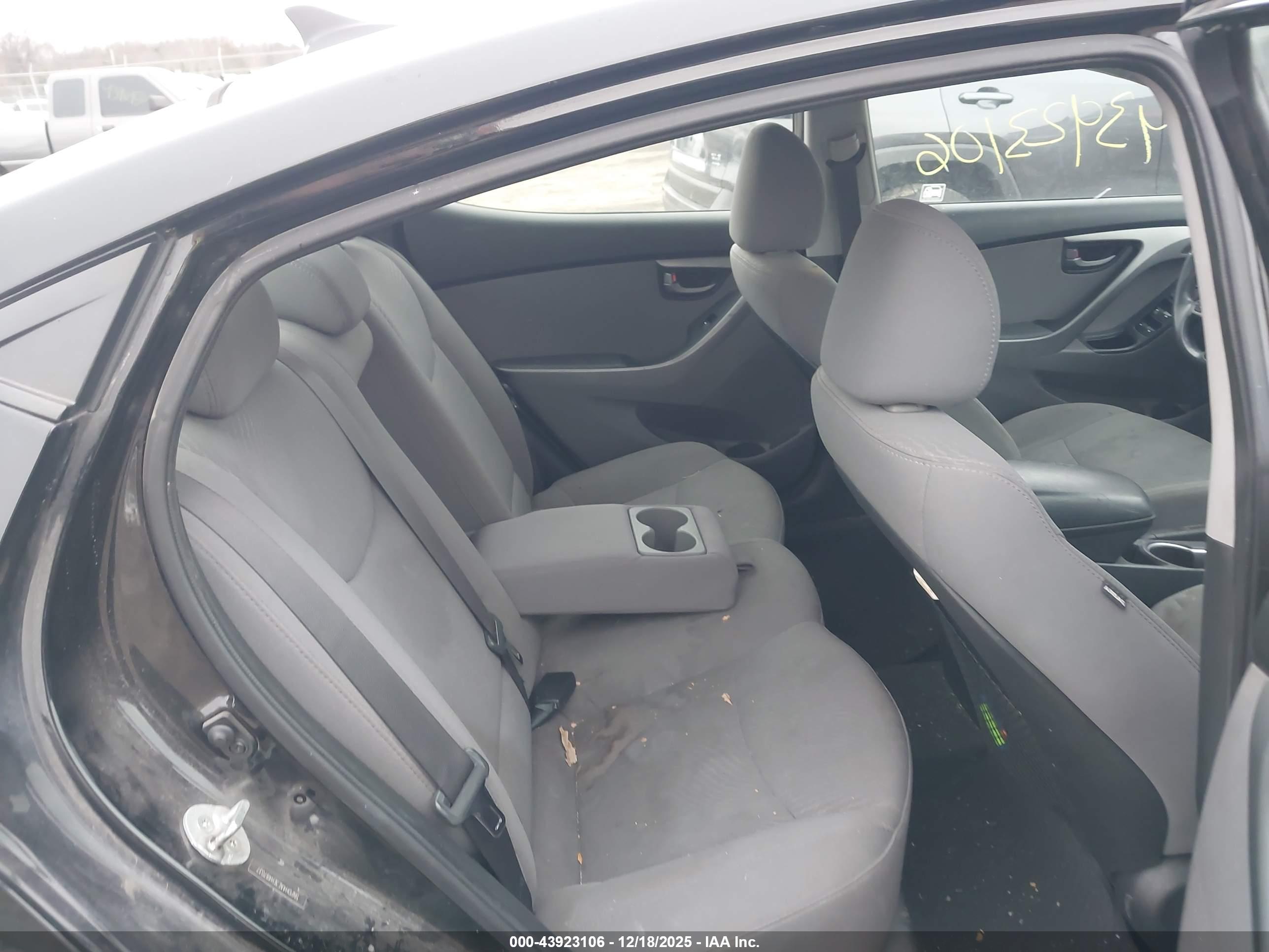 HYUNDAI ELANTRA image 8