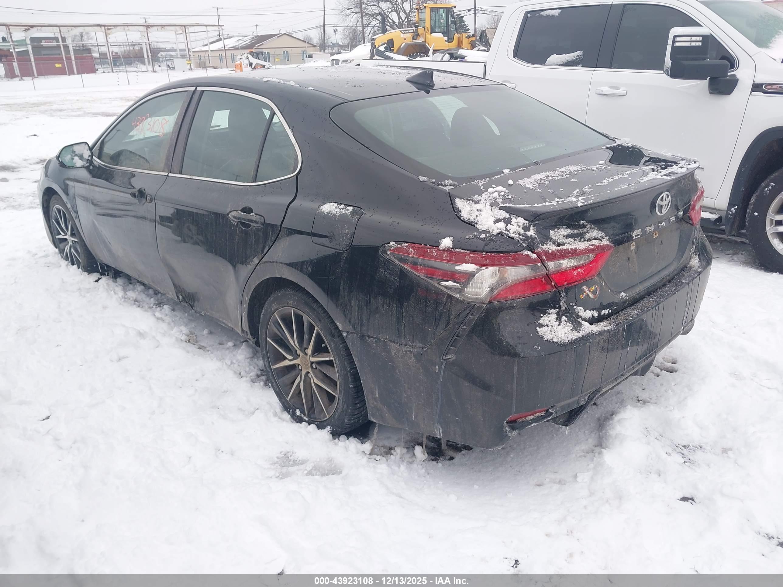 TOYOTA CAMRY image 3