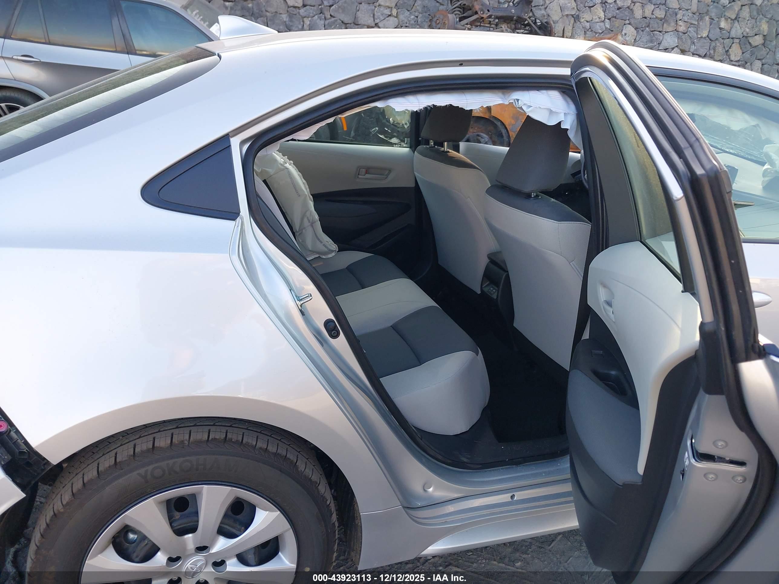 TOYOTA COROLLA image 8