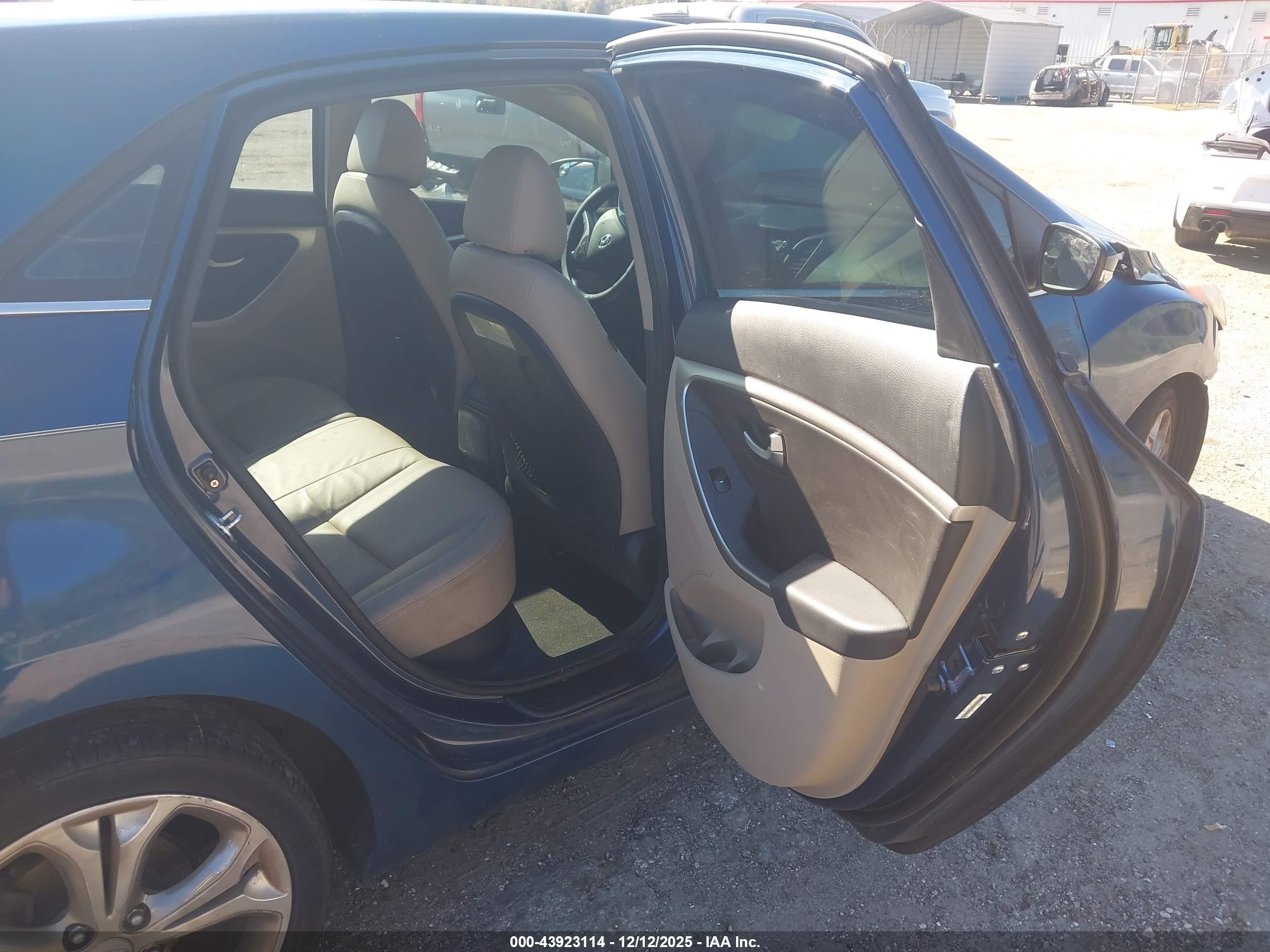 HYUNDAI ELANTRA image 8
