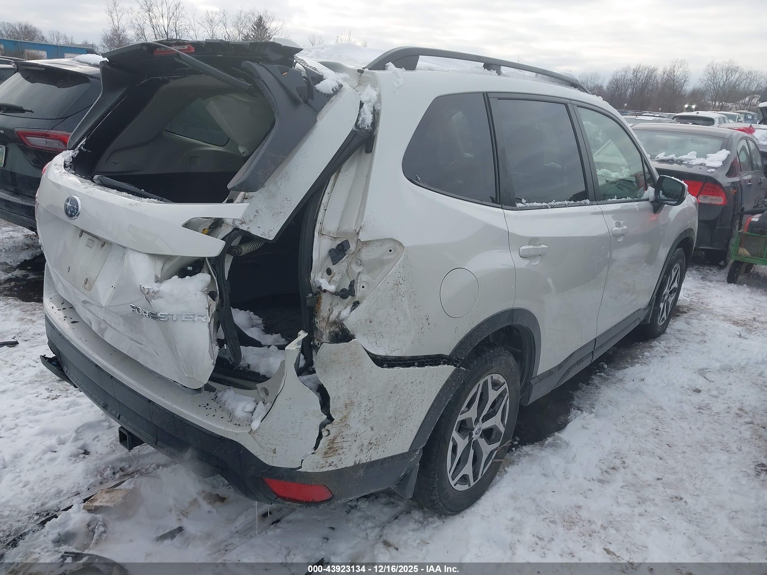 SUBARU FORESTER image 4