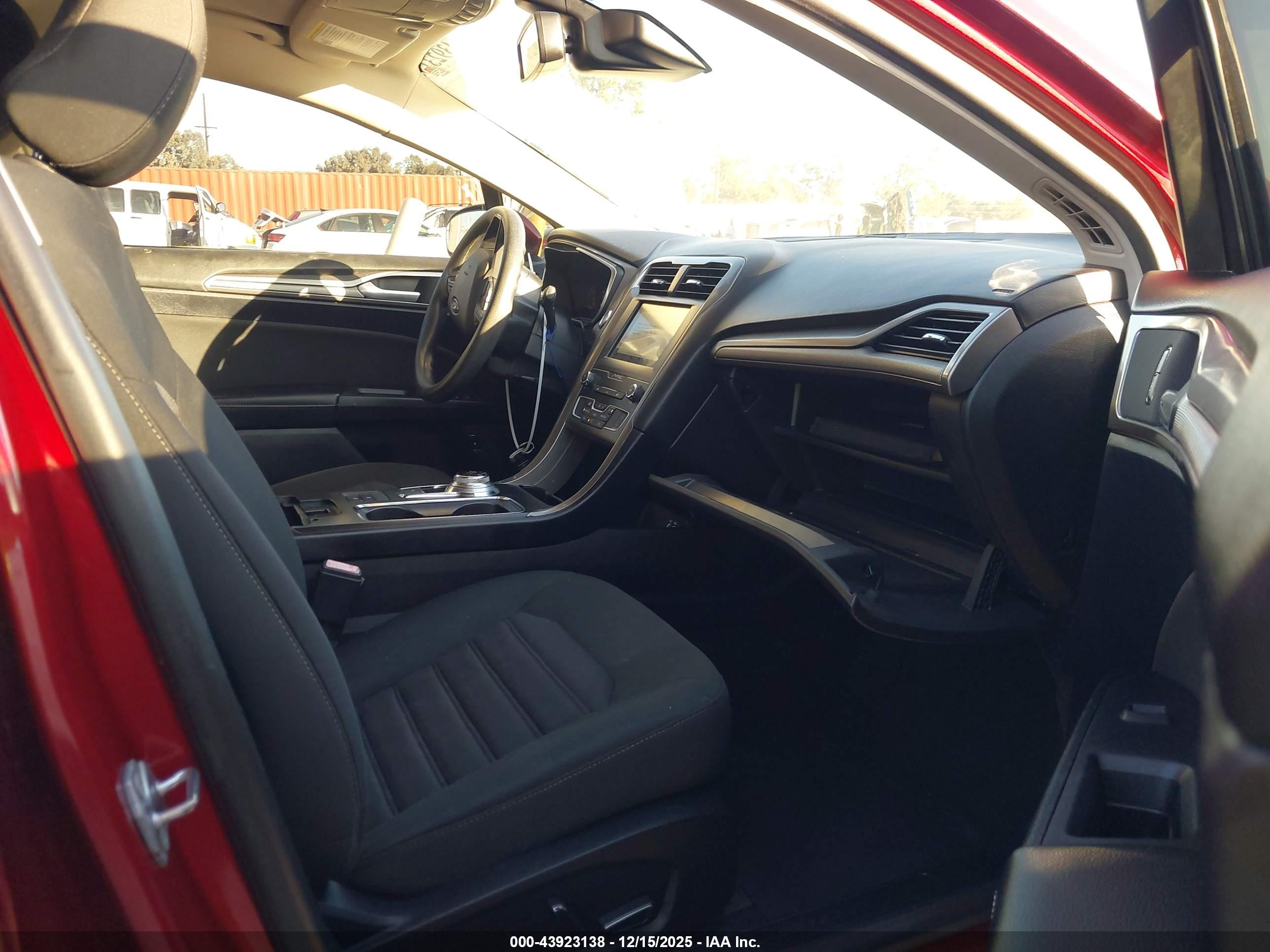 FORD FUSION image 5