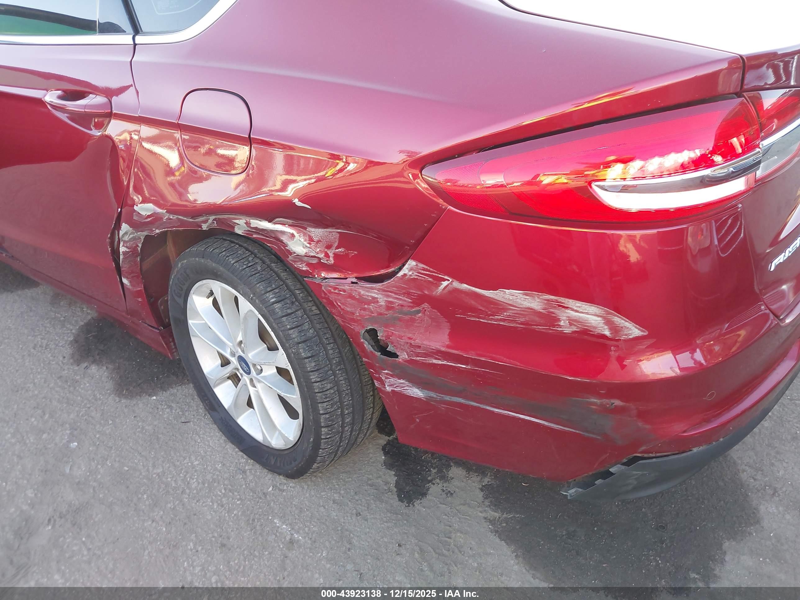FORD FUSION image 6