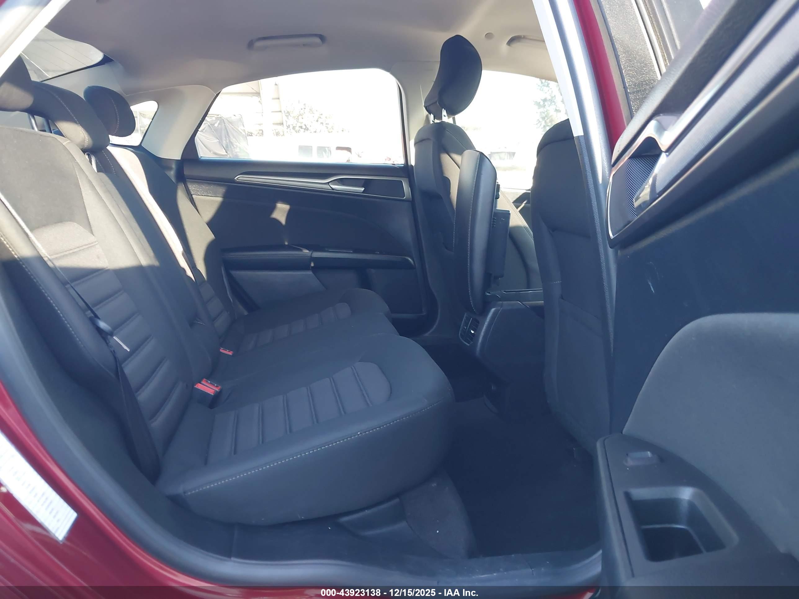 FORD FUSION image 8