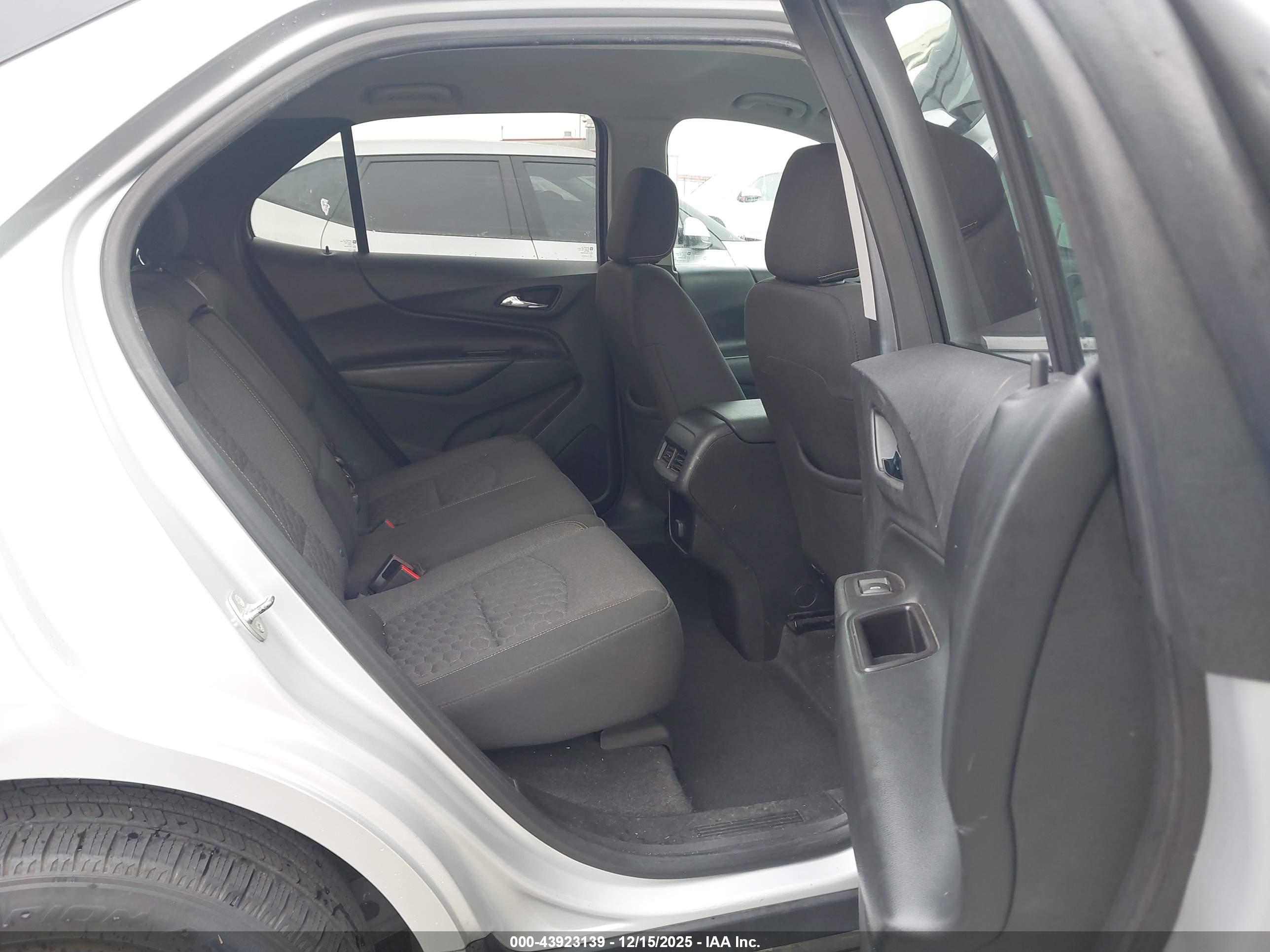 CHEVROLET EQUINOX image 8