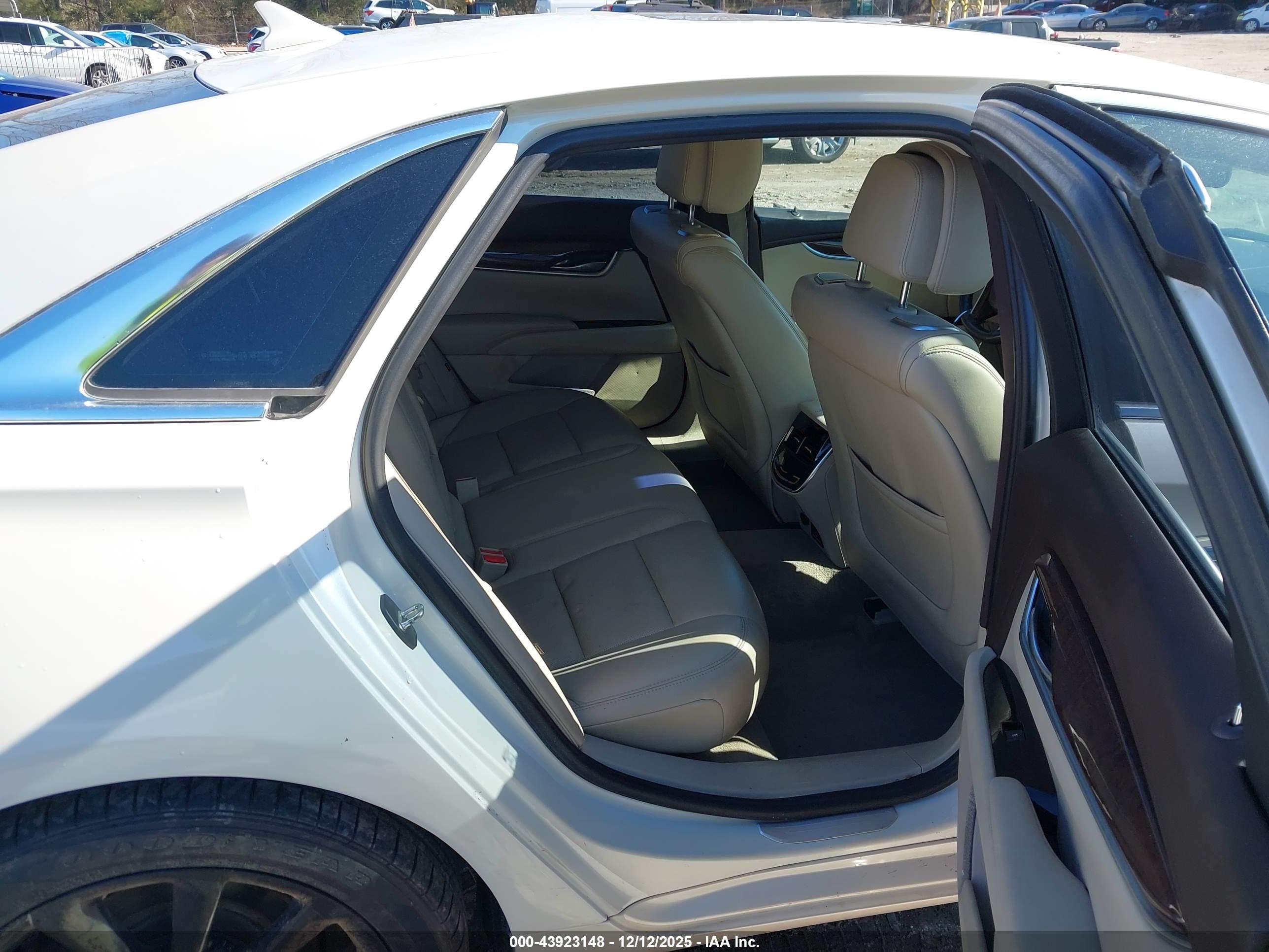 CADILLAC XTS image 8