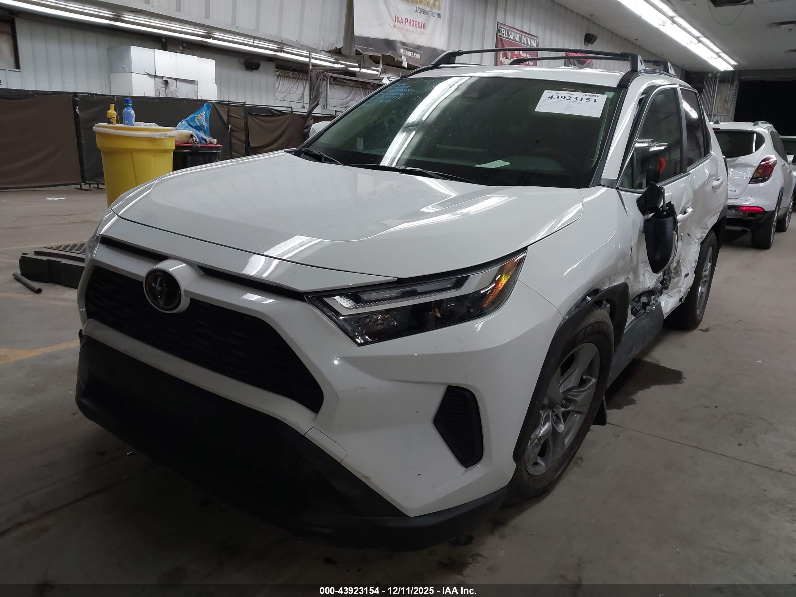 TOYOTA RAV4 image 2