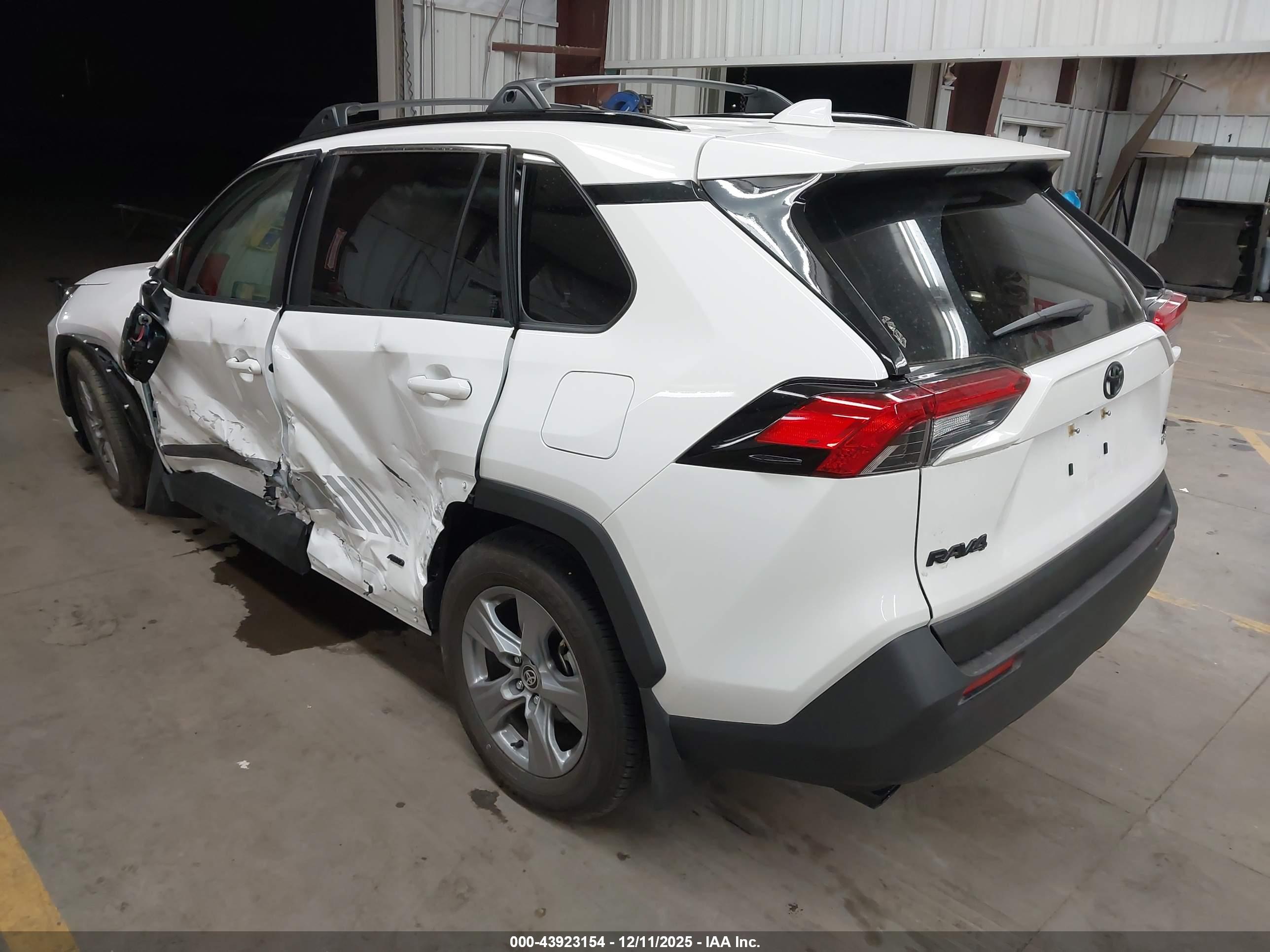 TOYOTA RAV4 image 3