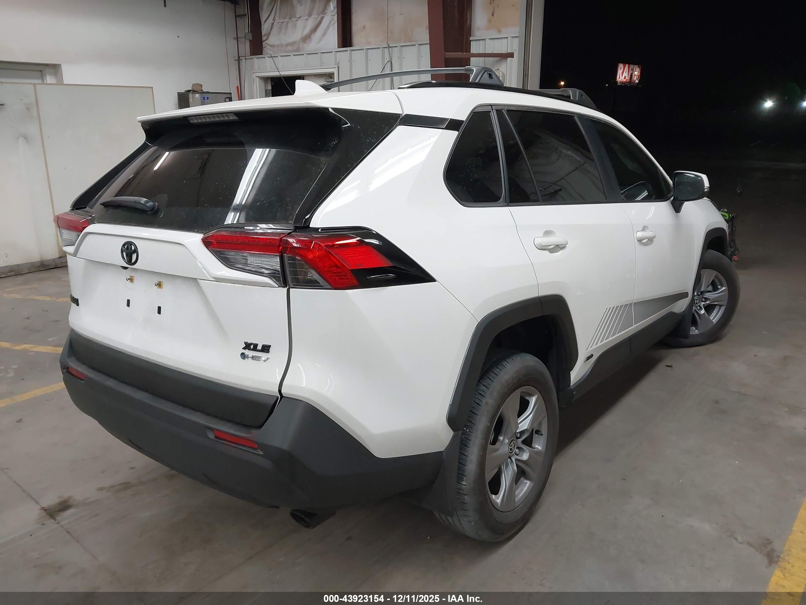 TOYOTA RAV4 image 4