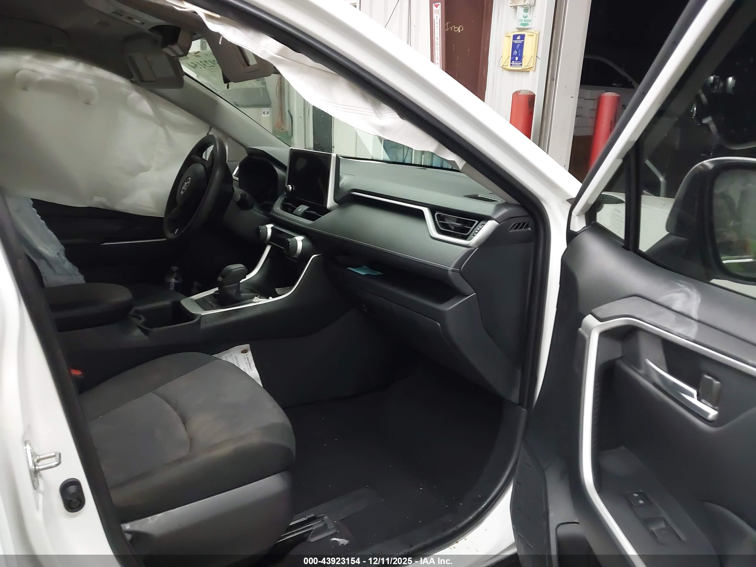 TOYOTA RAV4 image 5