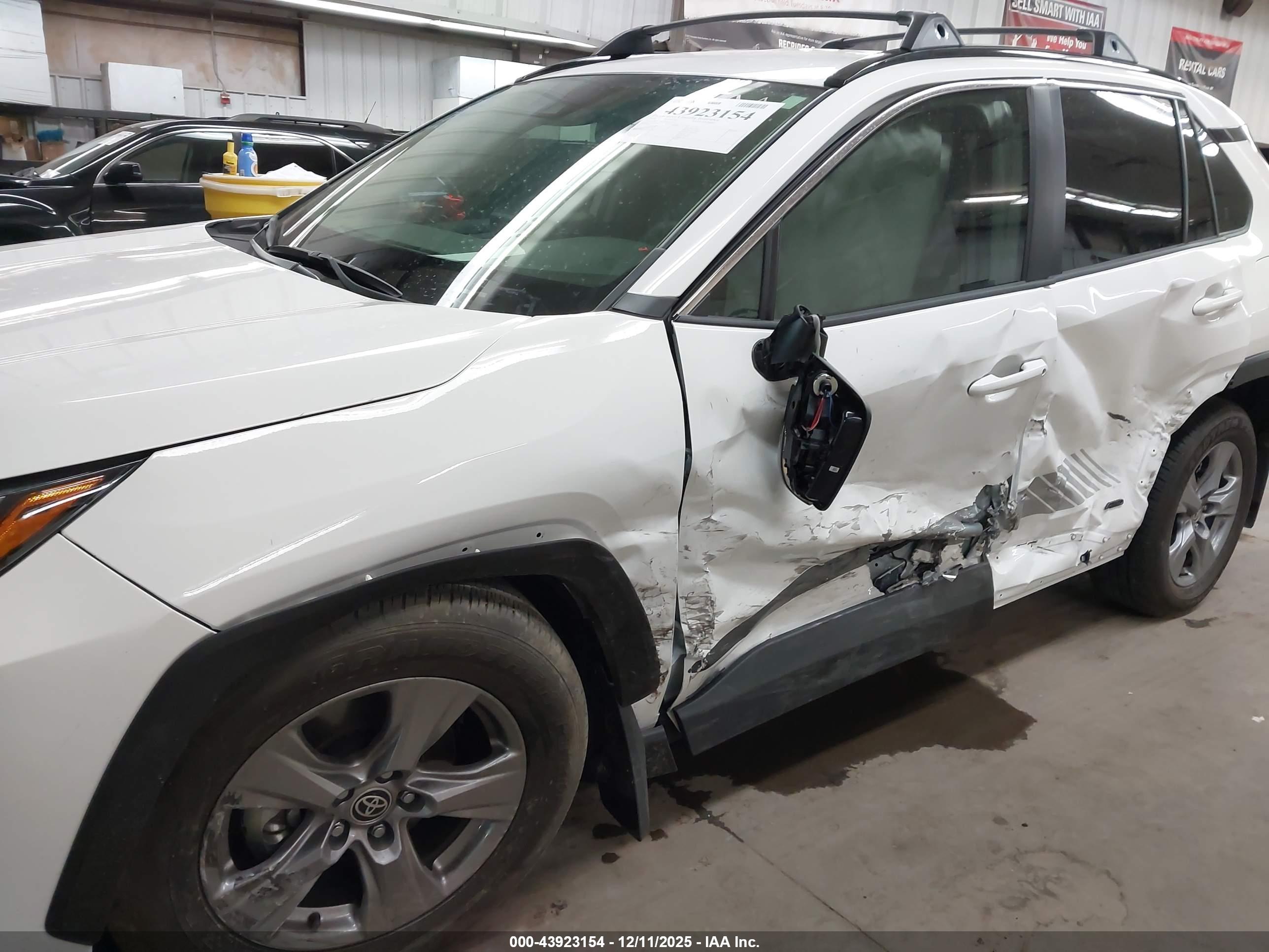 TOYOTA RAV4 image 6