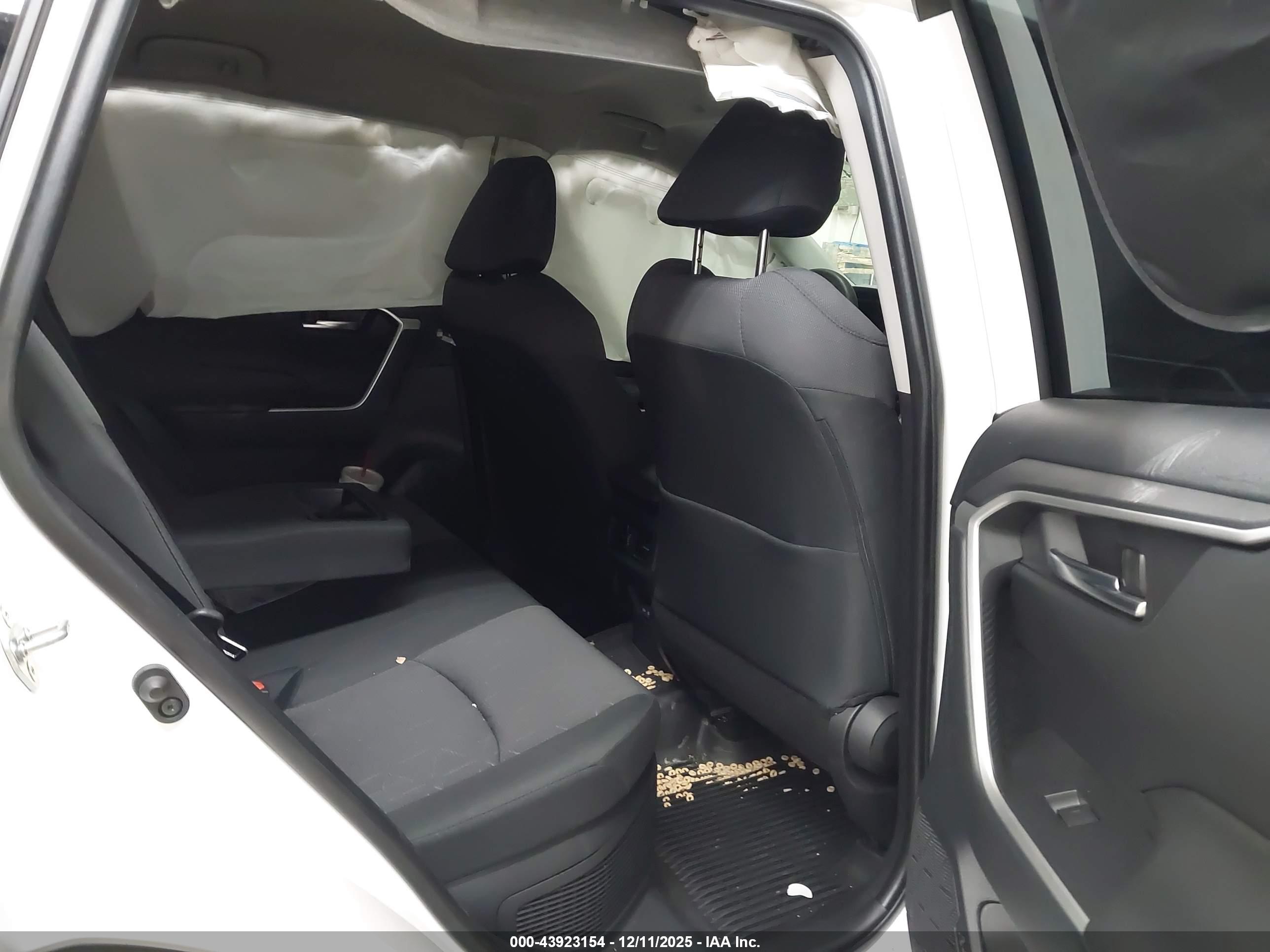 TOYOTA RAV4 image 8