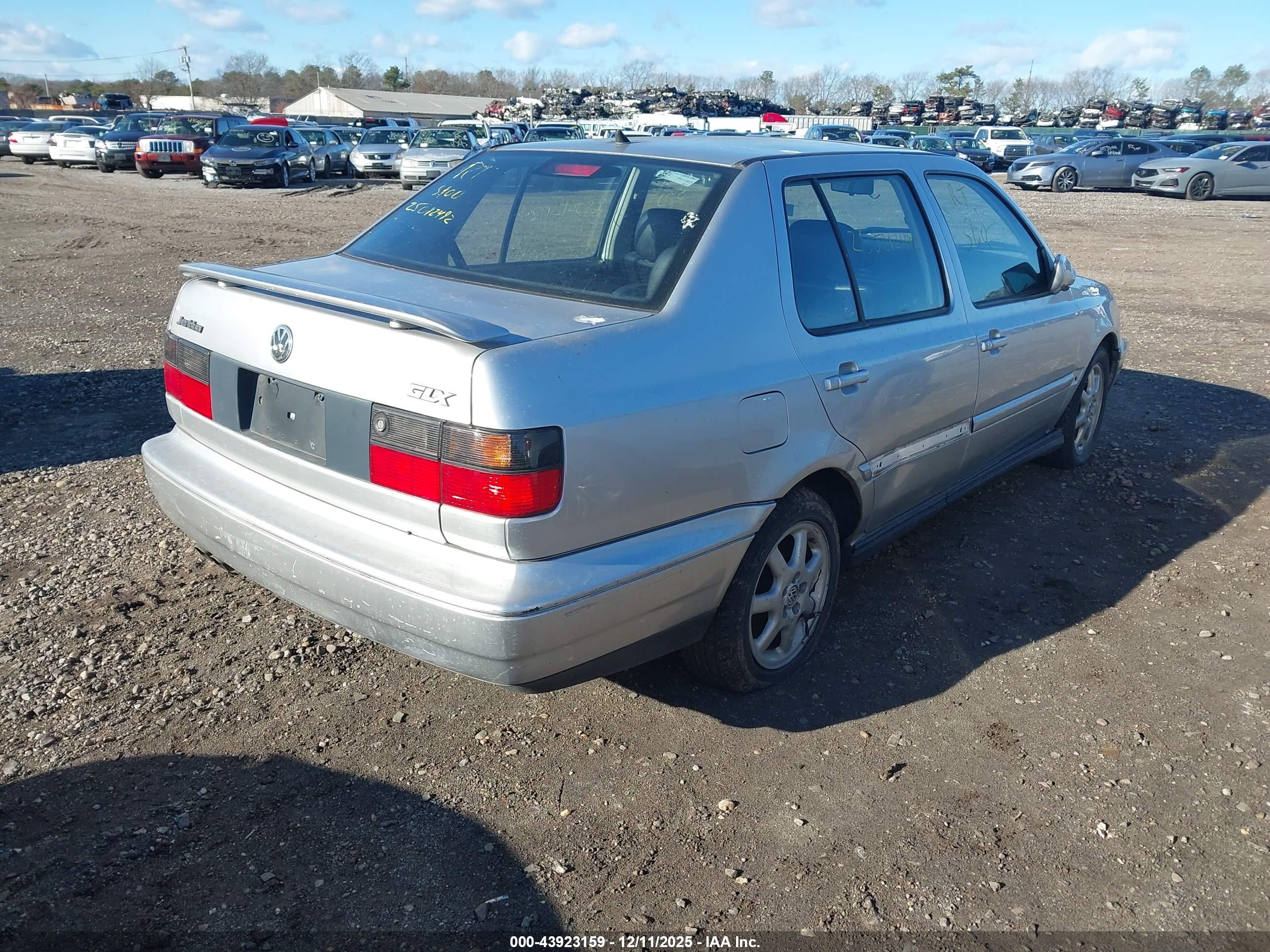 VOLKSWAGEN JETTA image 4