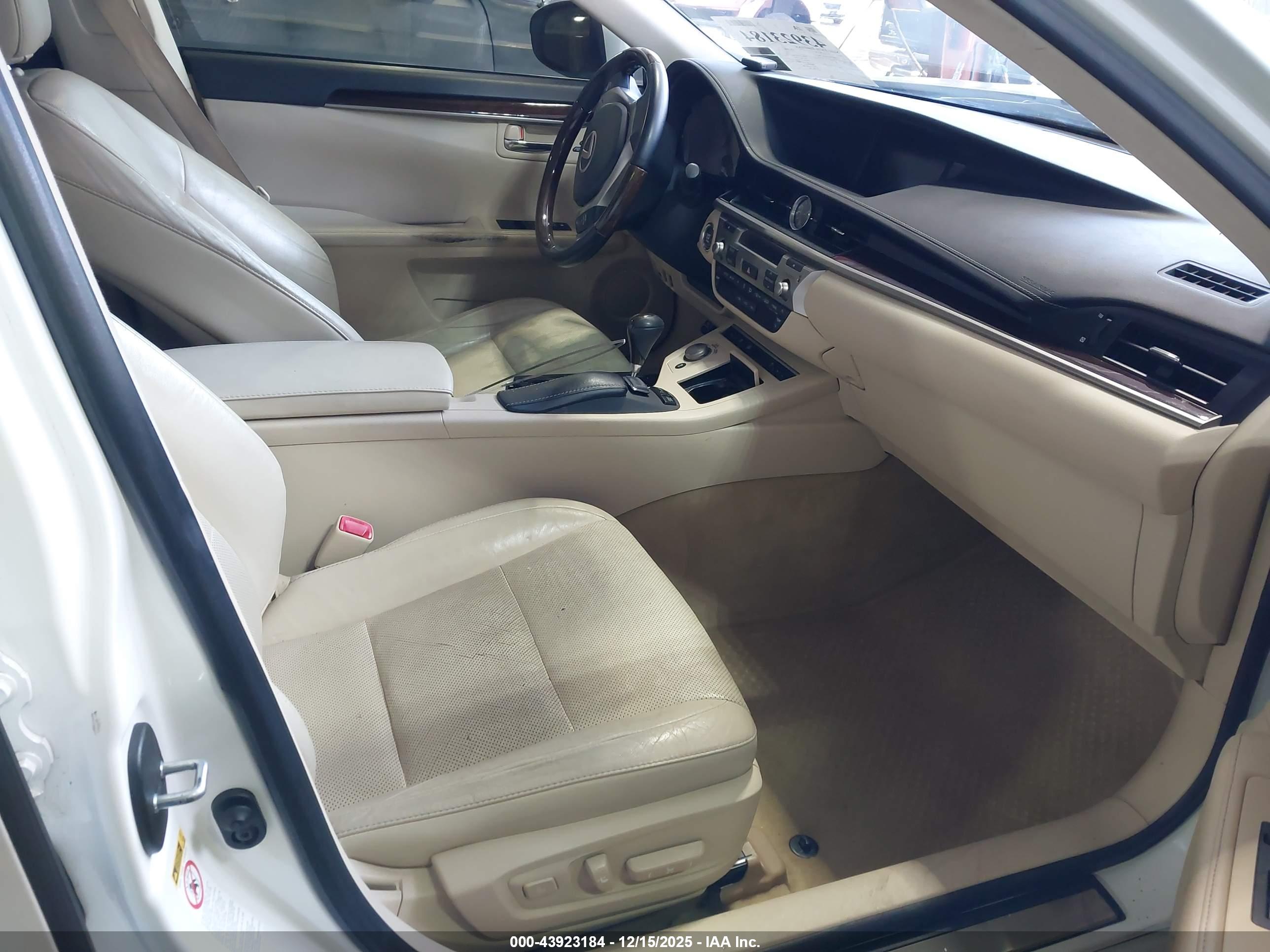 LEXUS ES image 5