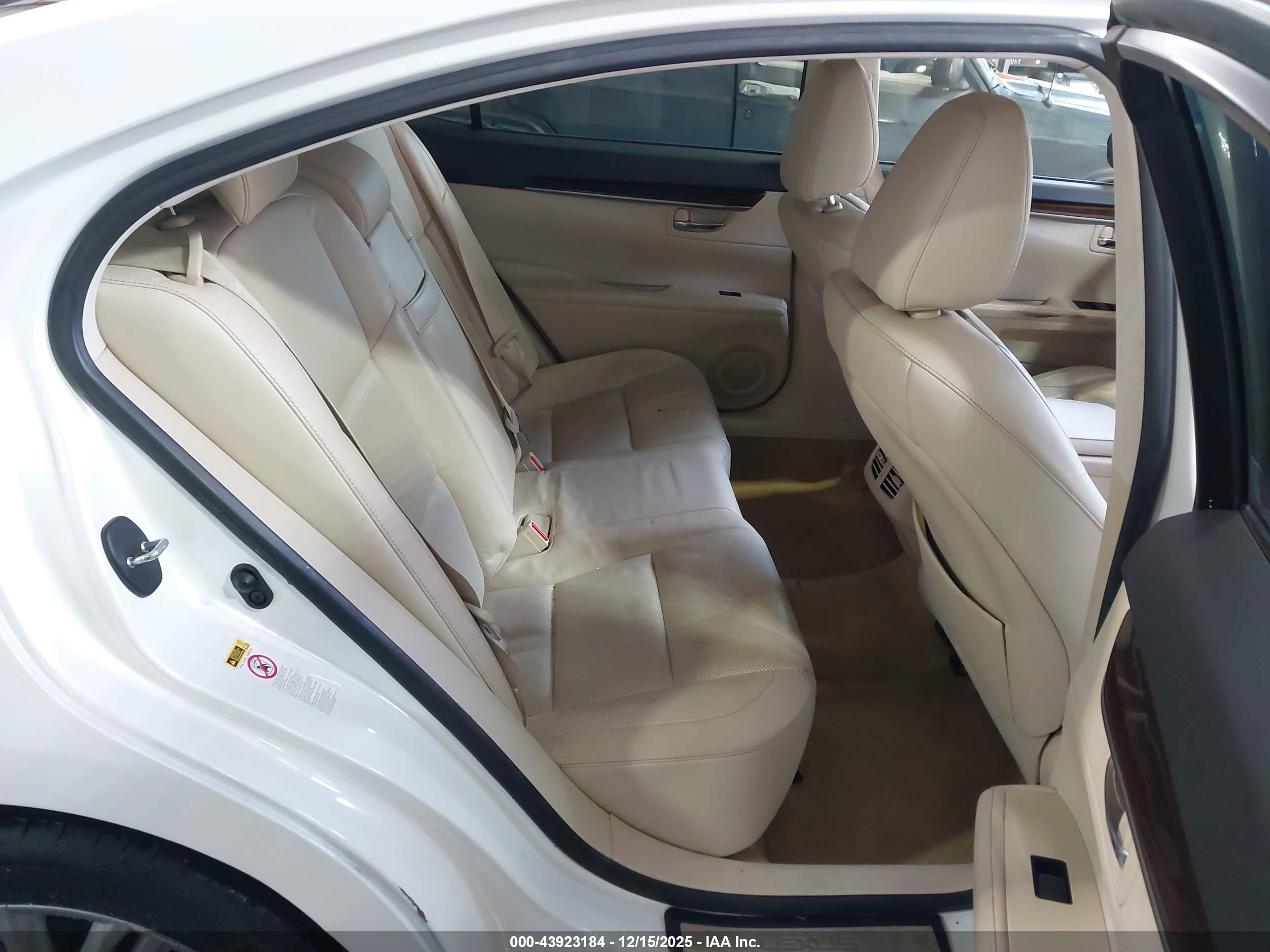 LEXUS ES image 8