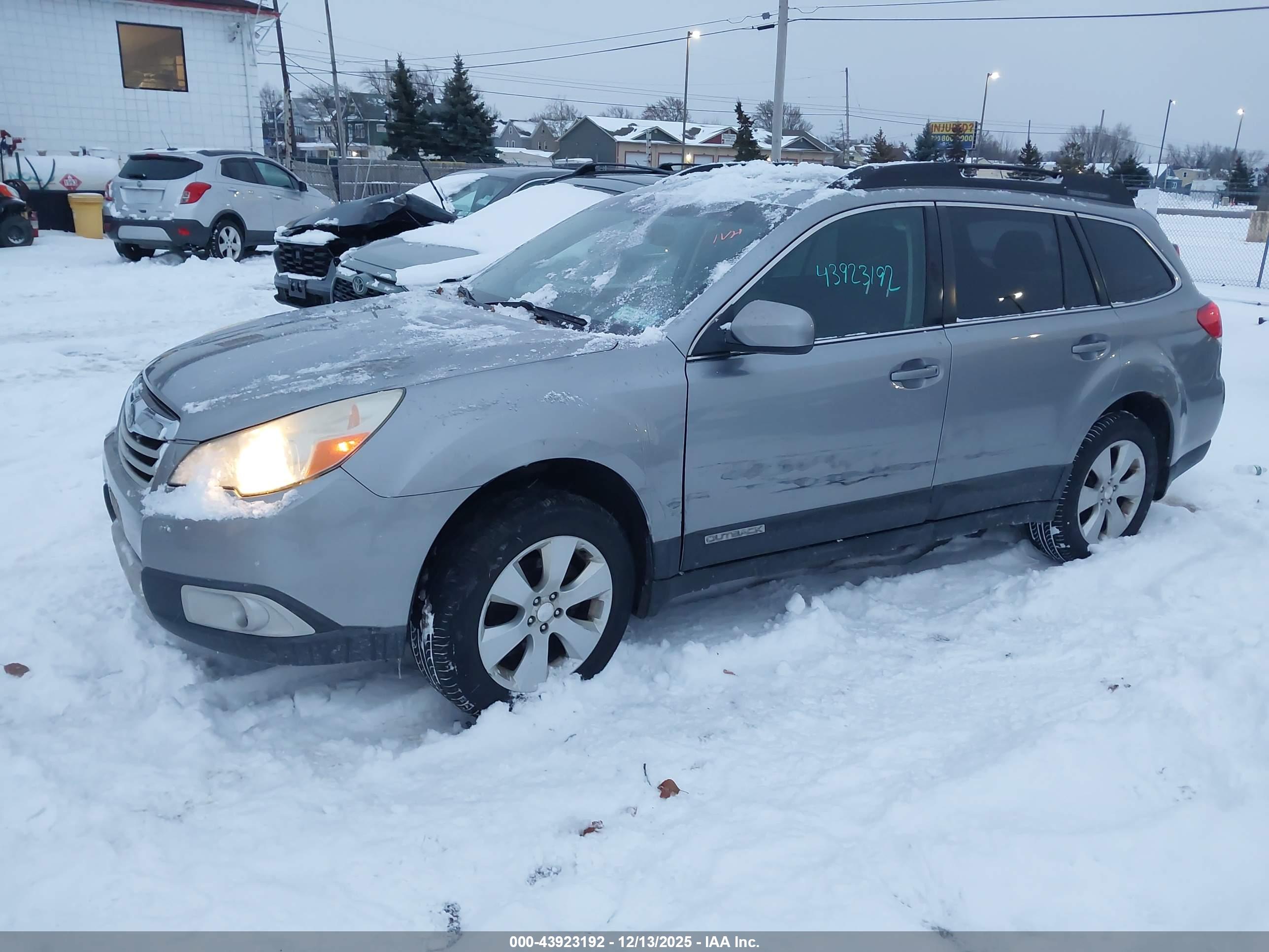 SUBARU OUTBACK image 2