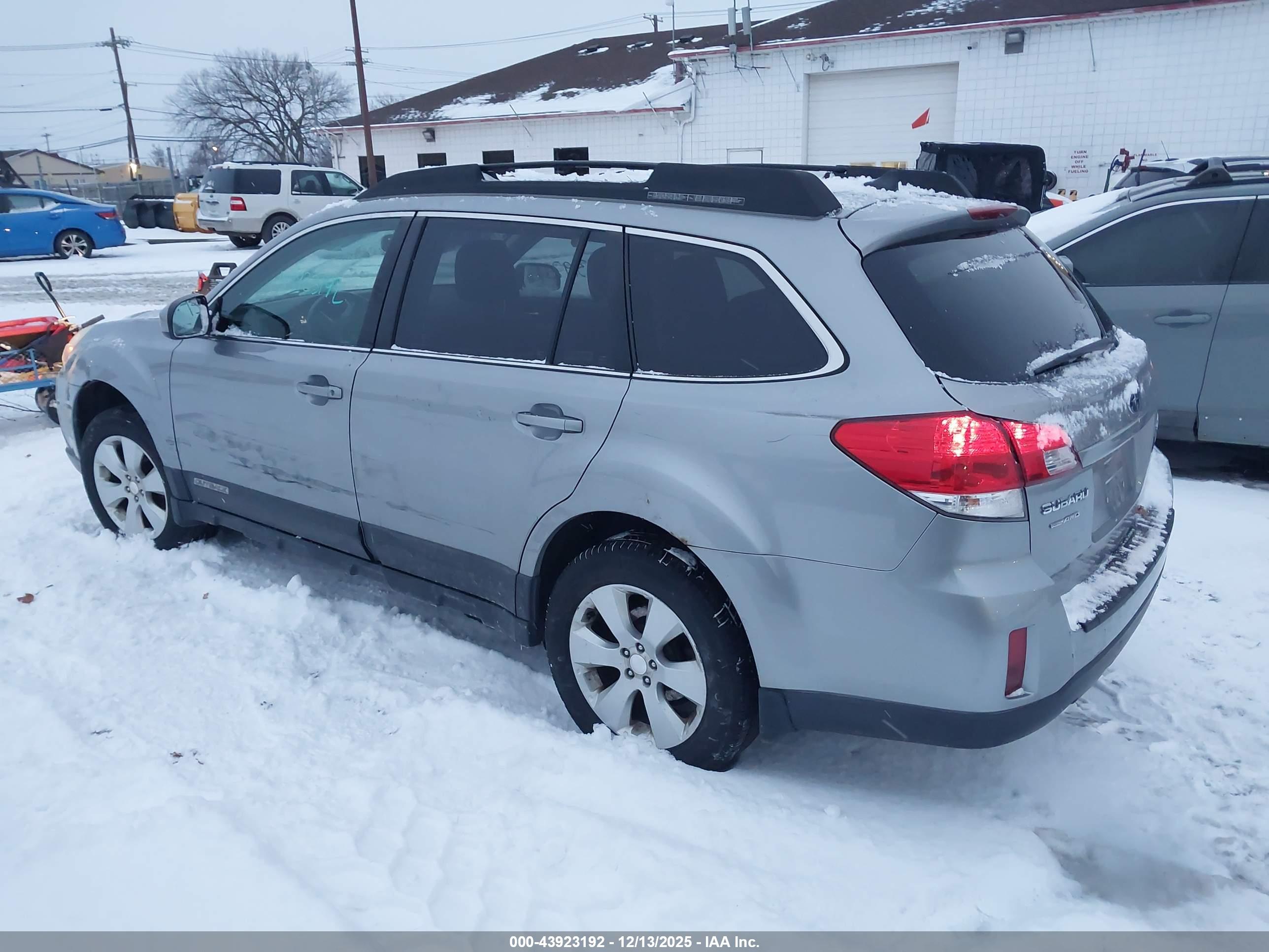 SUBARU OUTBACK image 3