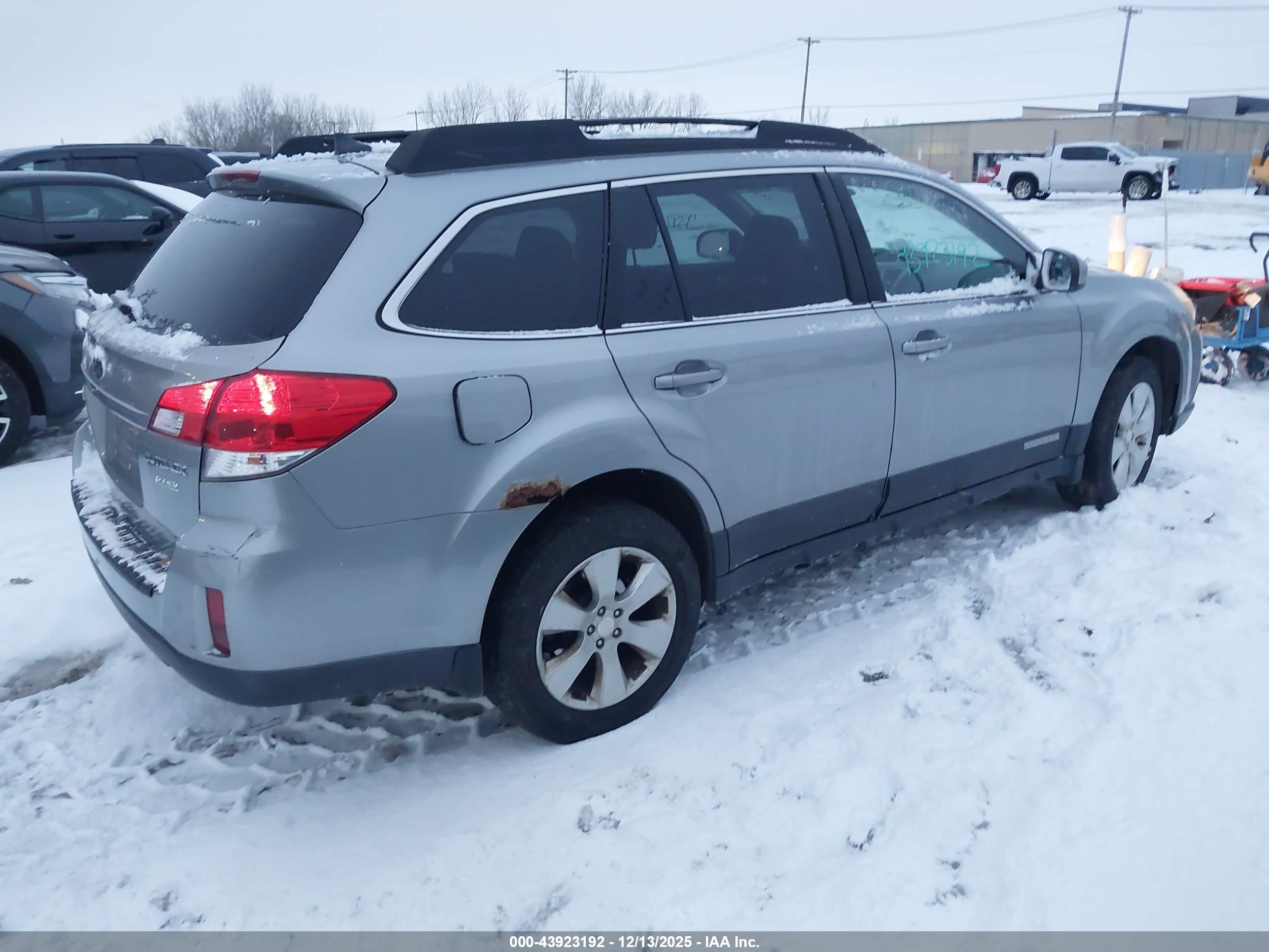 SUBARU OUTBACK image 4