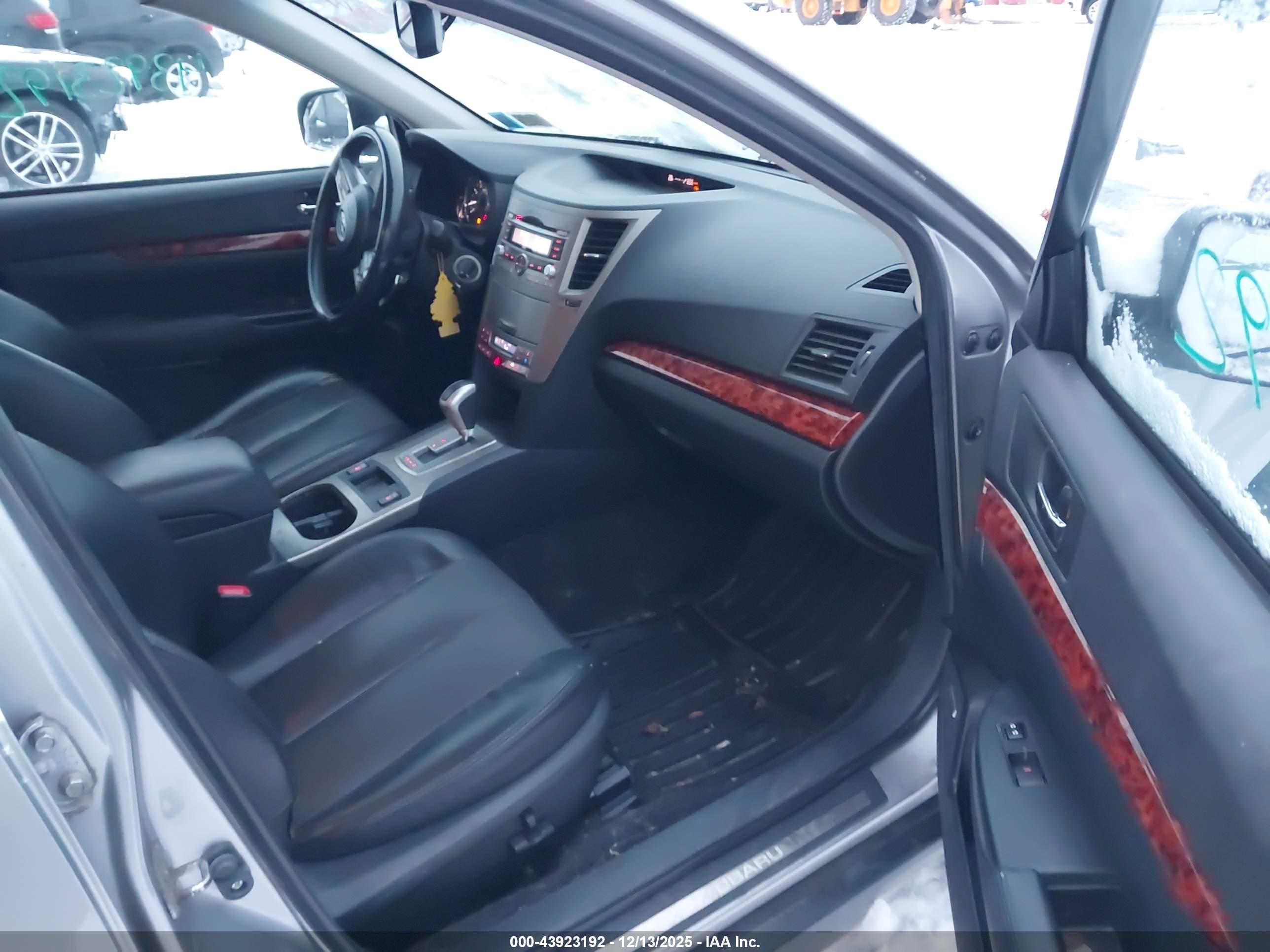 SUBARU OUTBACK image 5