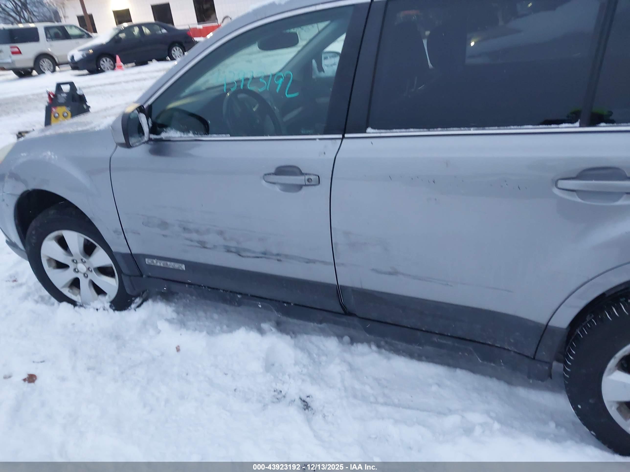 SUBARU OUTBACK image 6