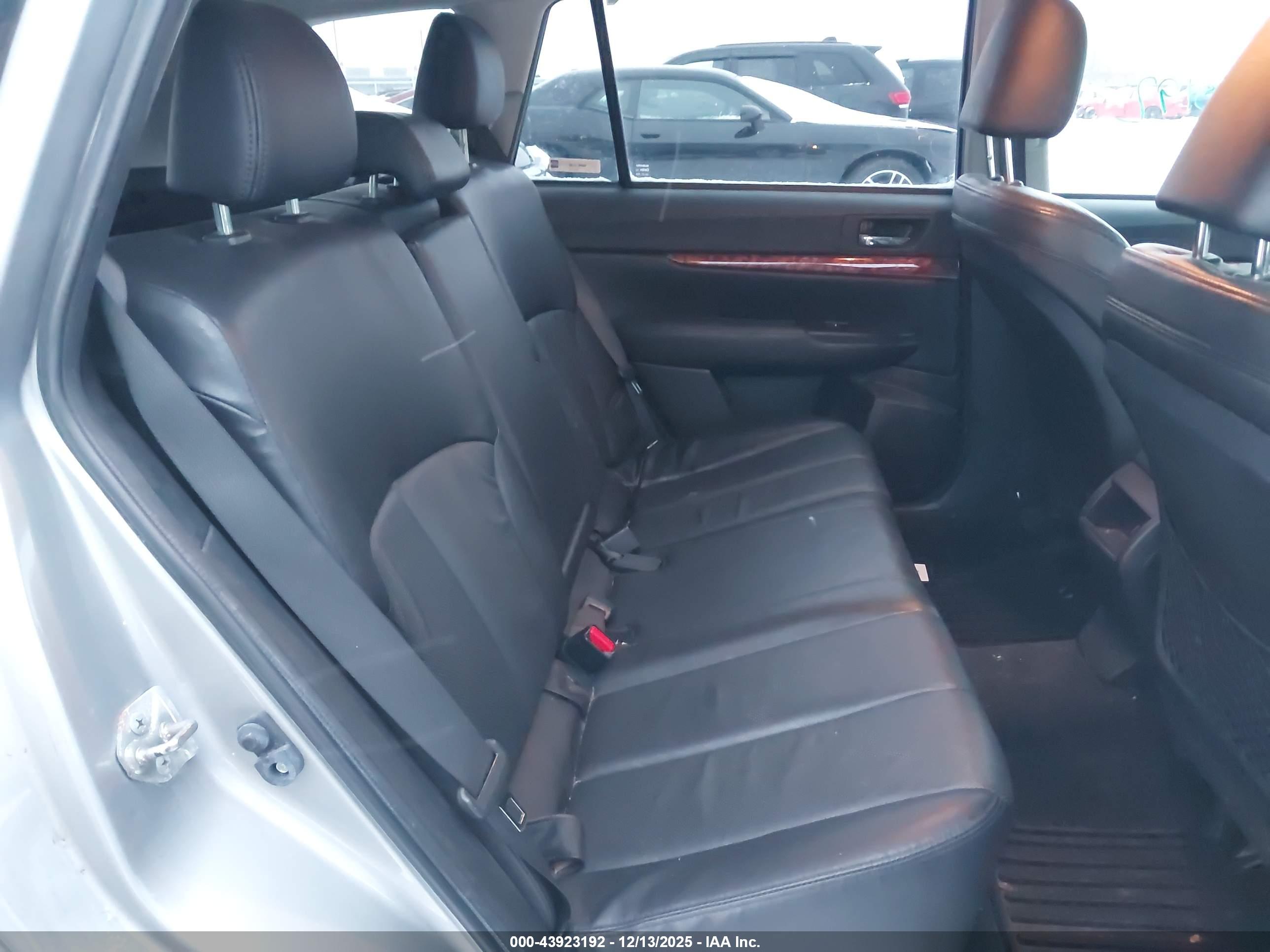 SUBARU OUTBACK image 8