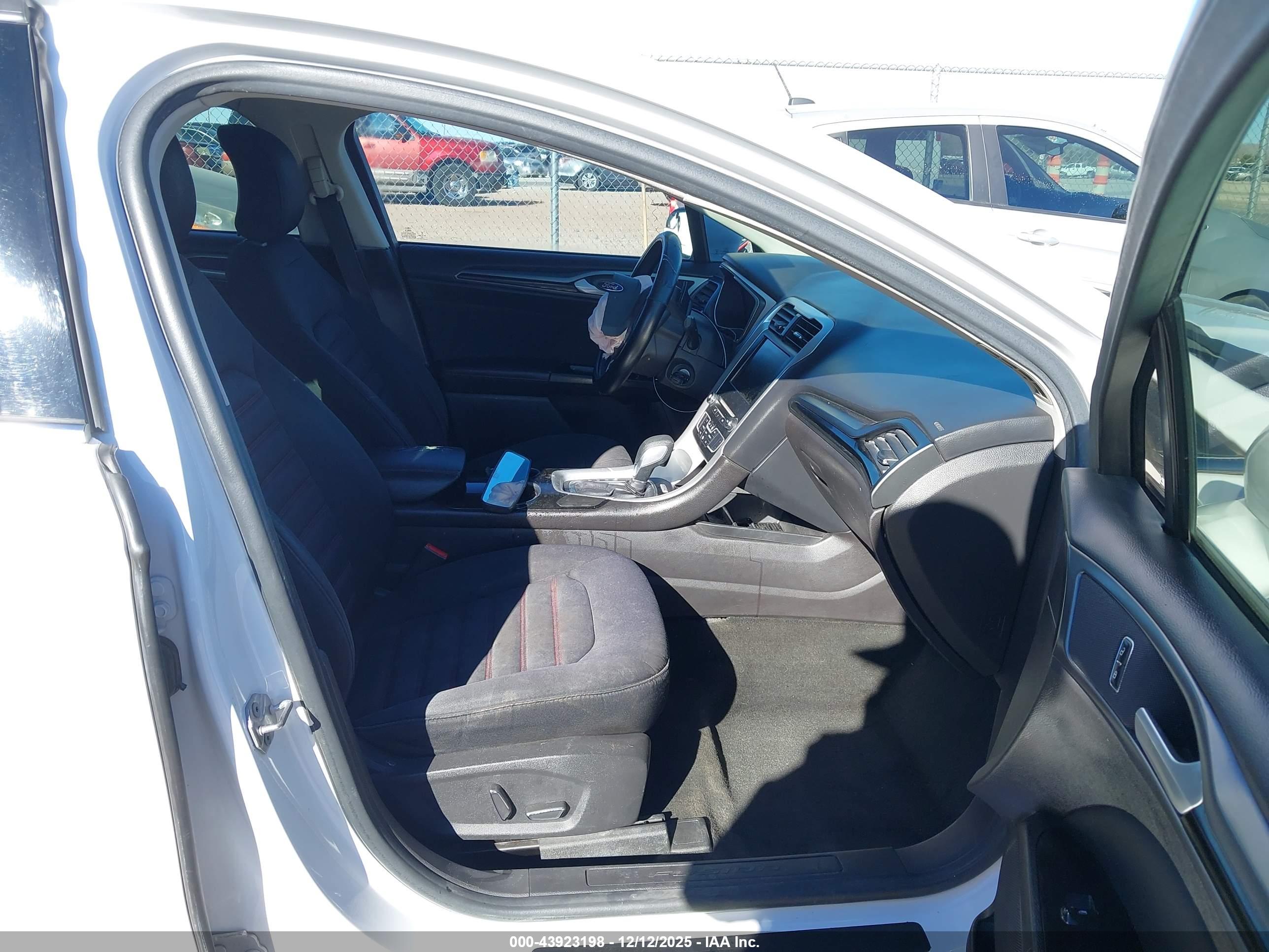 FORD FUSION image 5