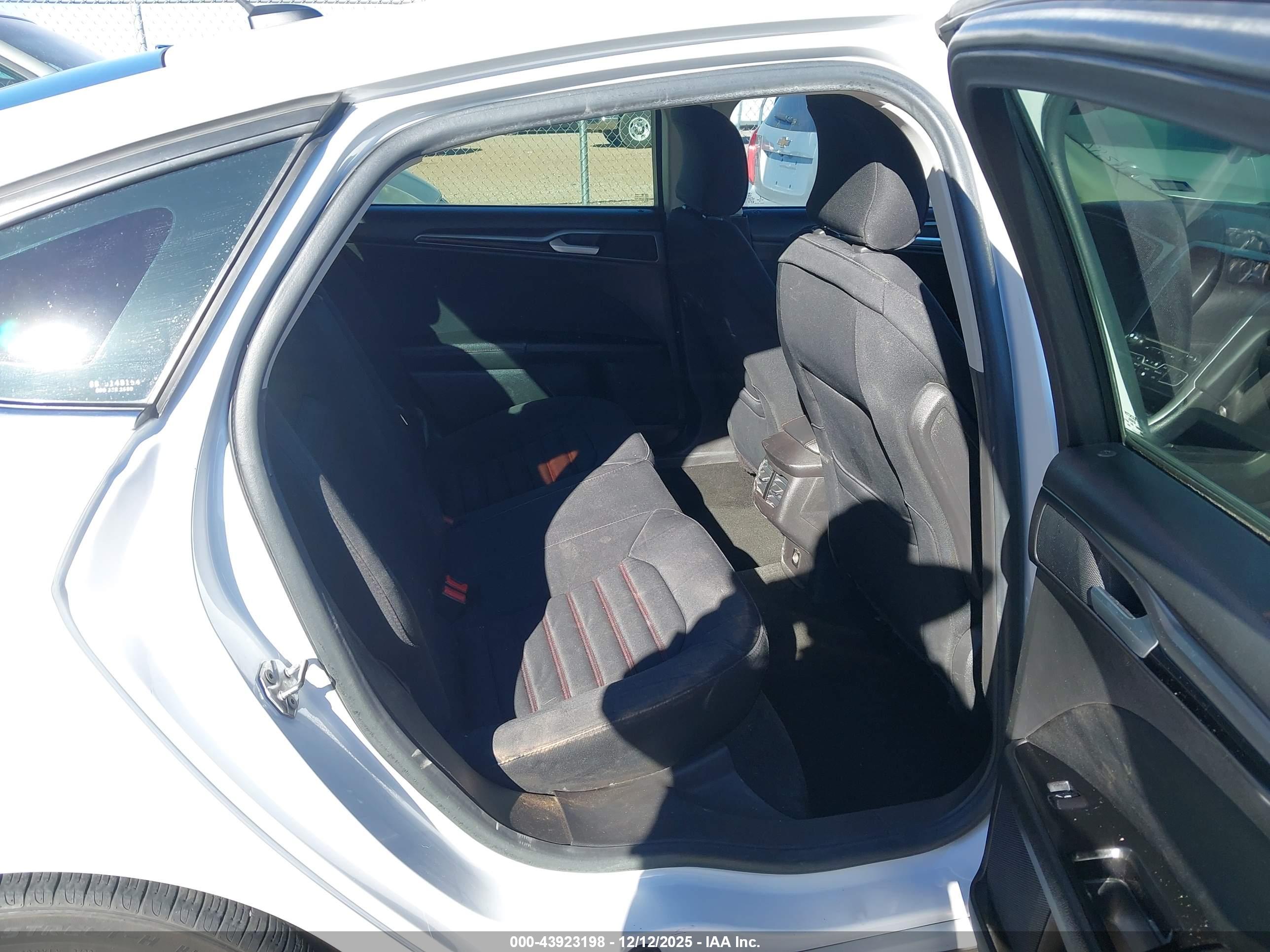 FORD FUSION image 8