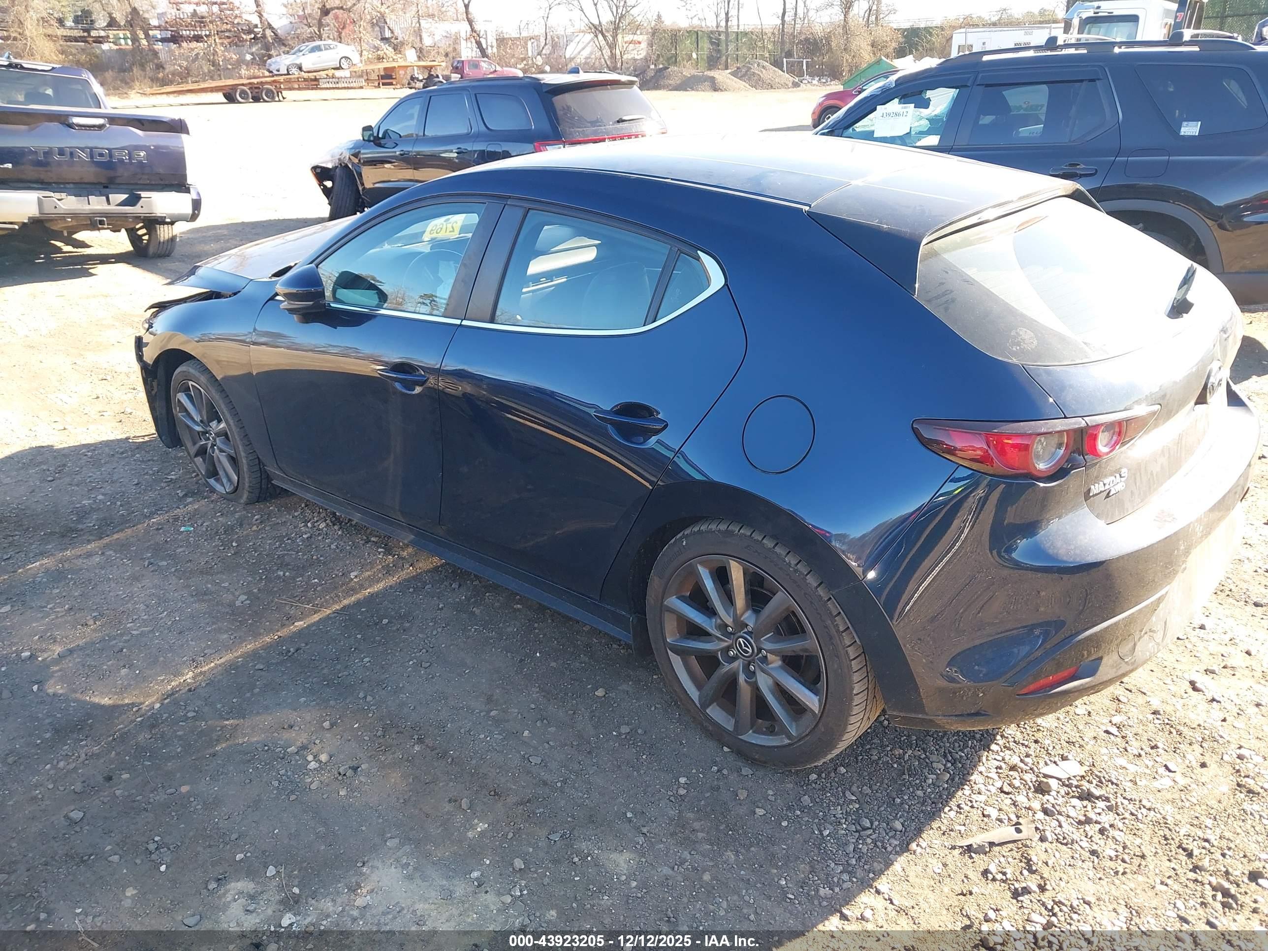 MAZDA MAZDA3 image 3