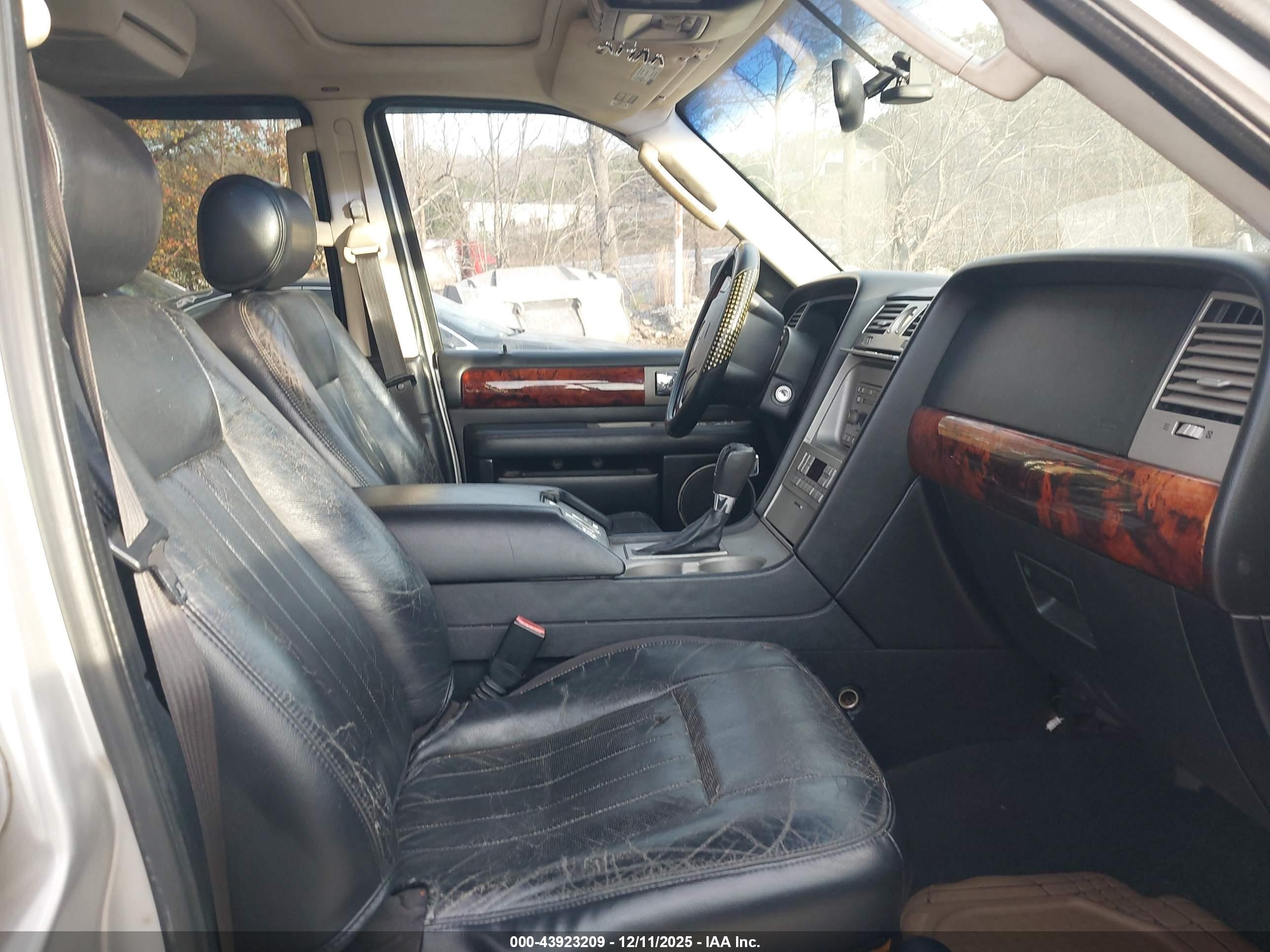 LINCOLN NAVIGATOR image 5