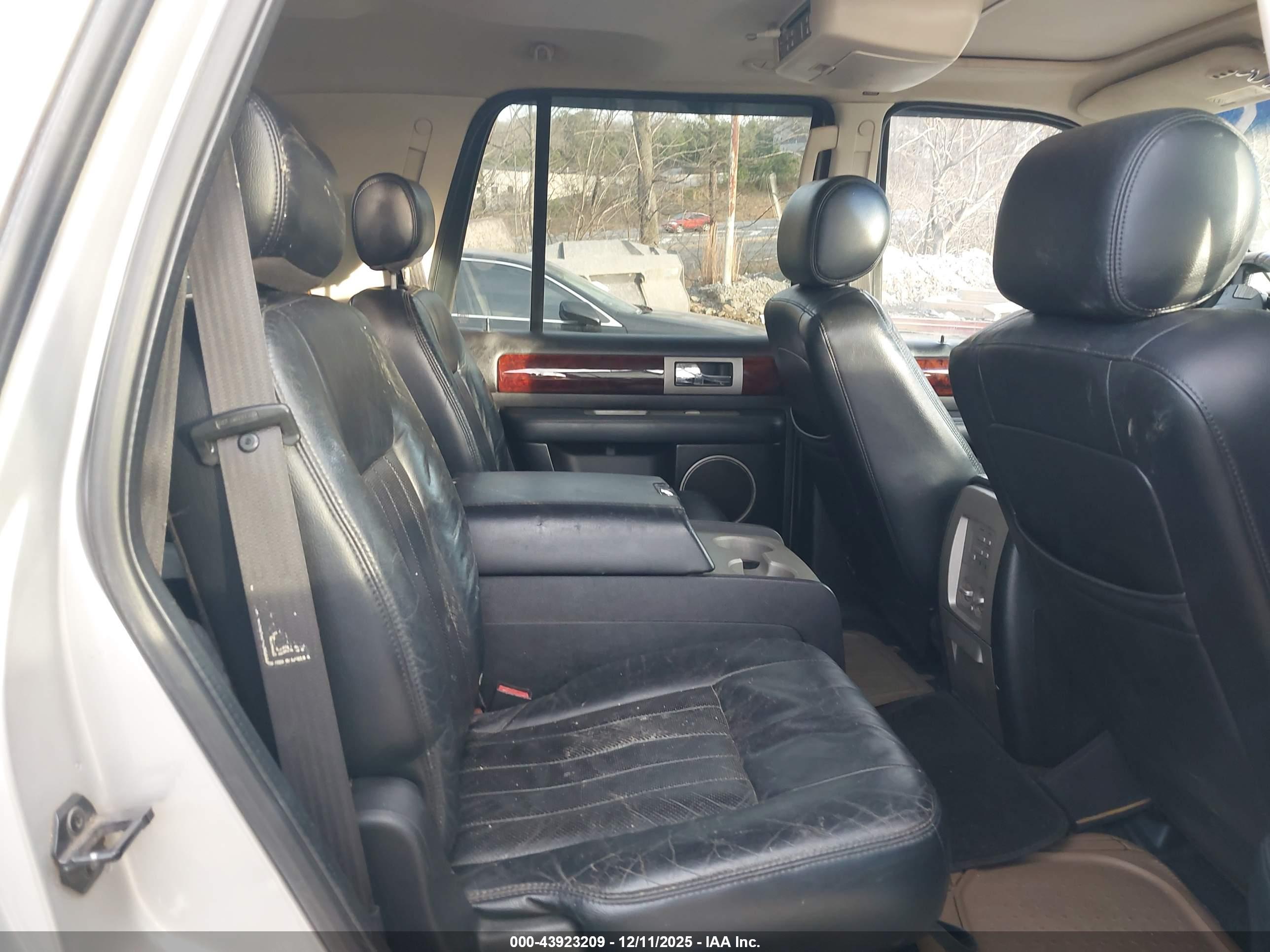 LINCOLN NAVIGATOR image 8
