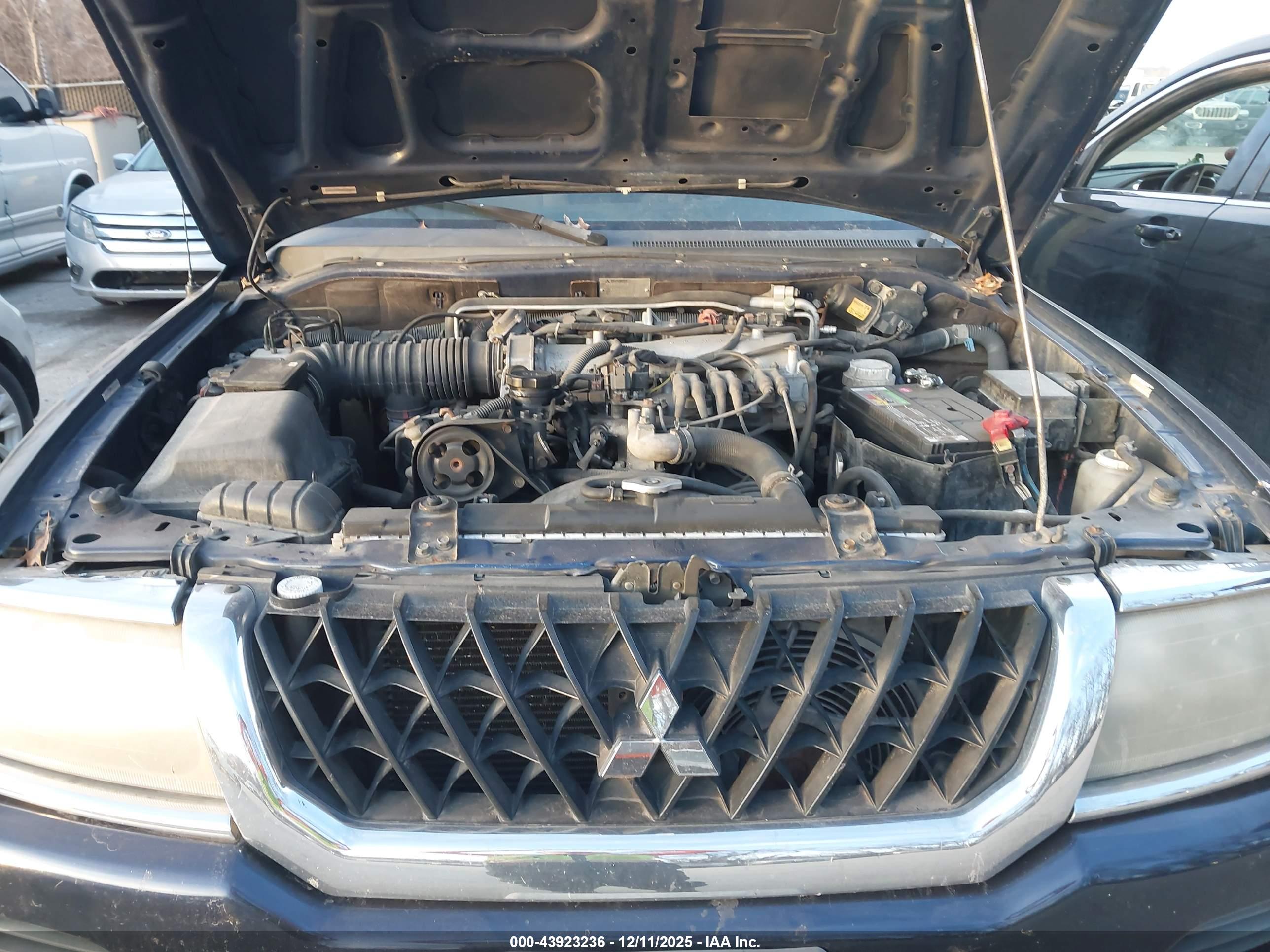 MITSUBISHI MONTERO image 10
