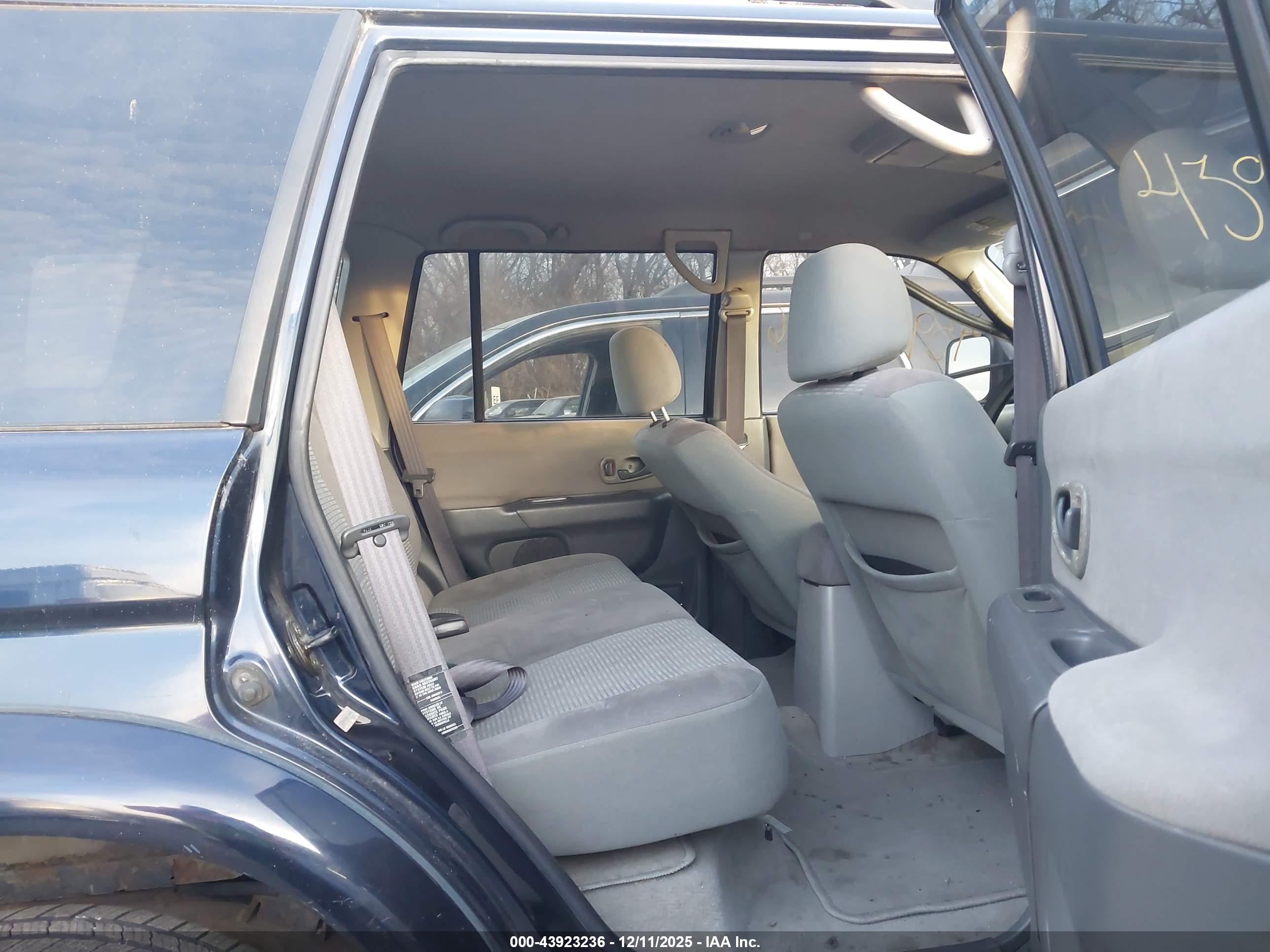 MITSUBISHI MONTERO image 8