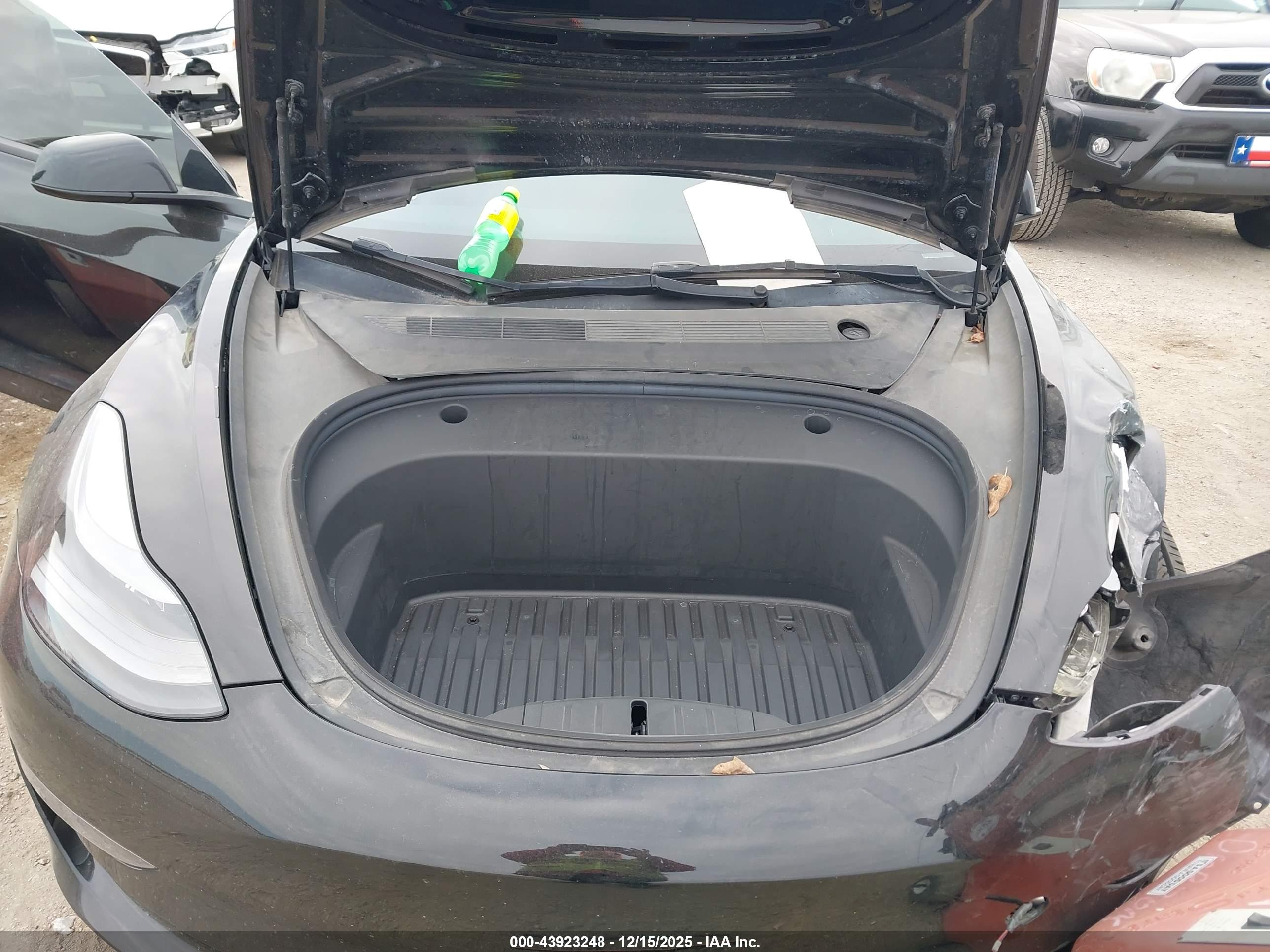 TESLA MODEL image 10