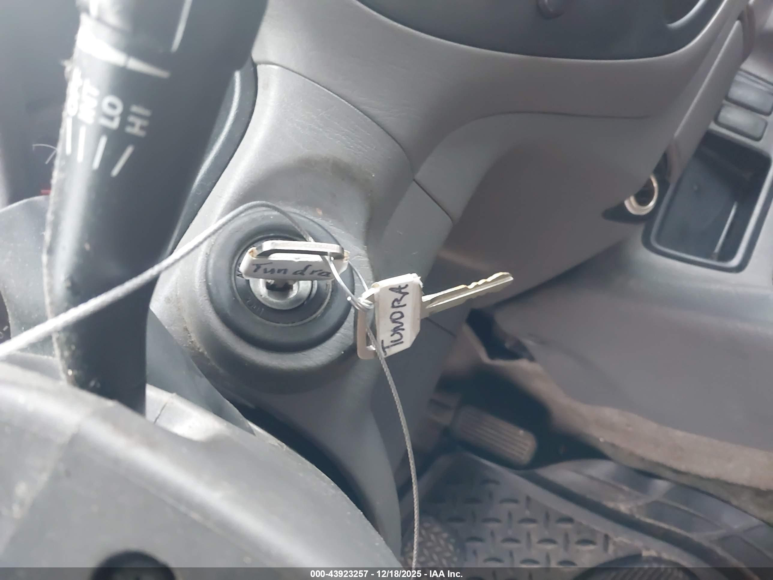 TOYOTA TUNDRA image 11