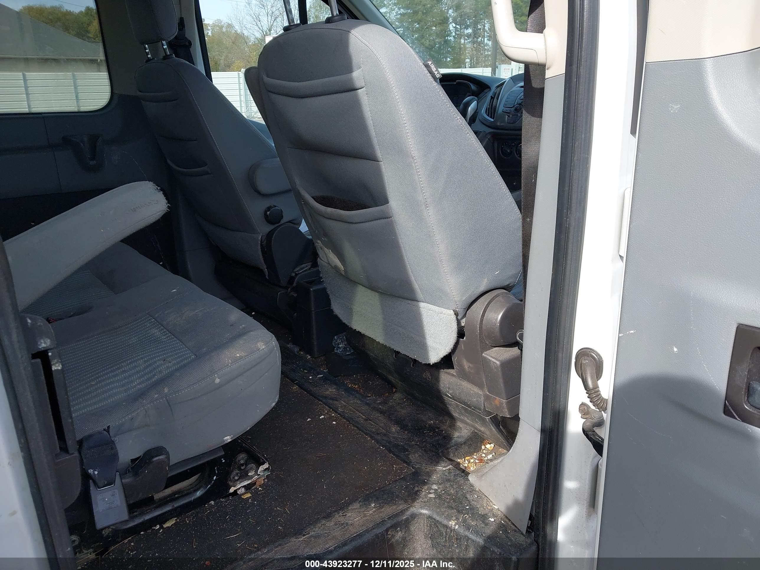 FORD TRANSIT-350 image 8