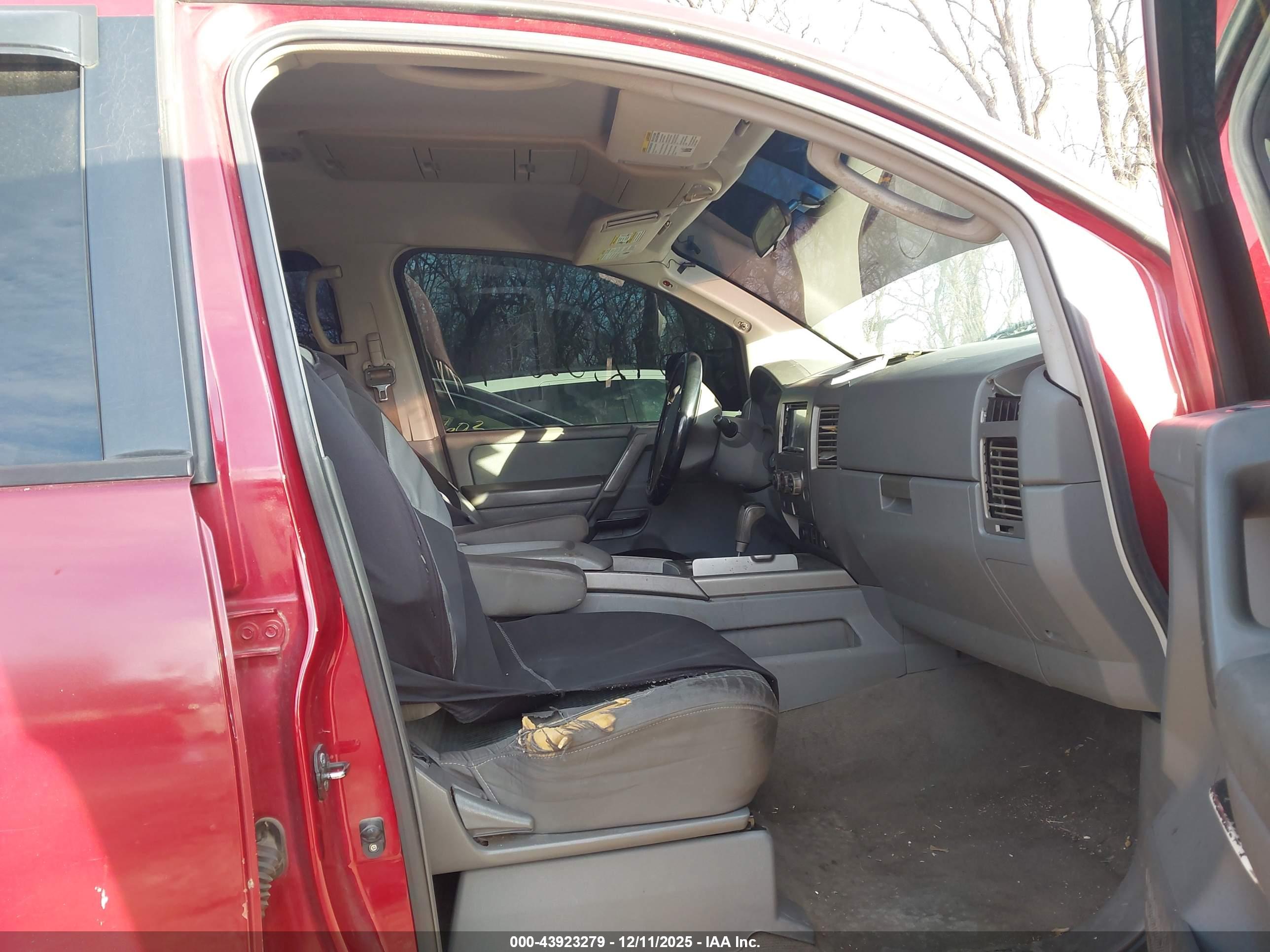 NISSAN TITAN image 5