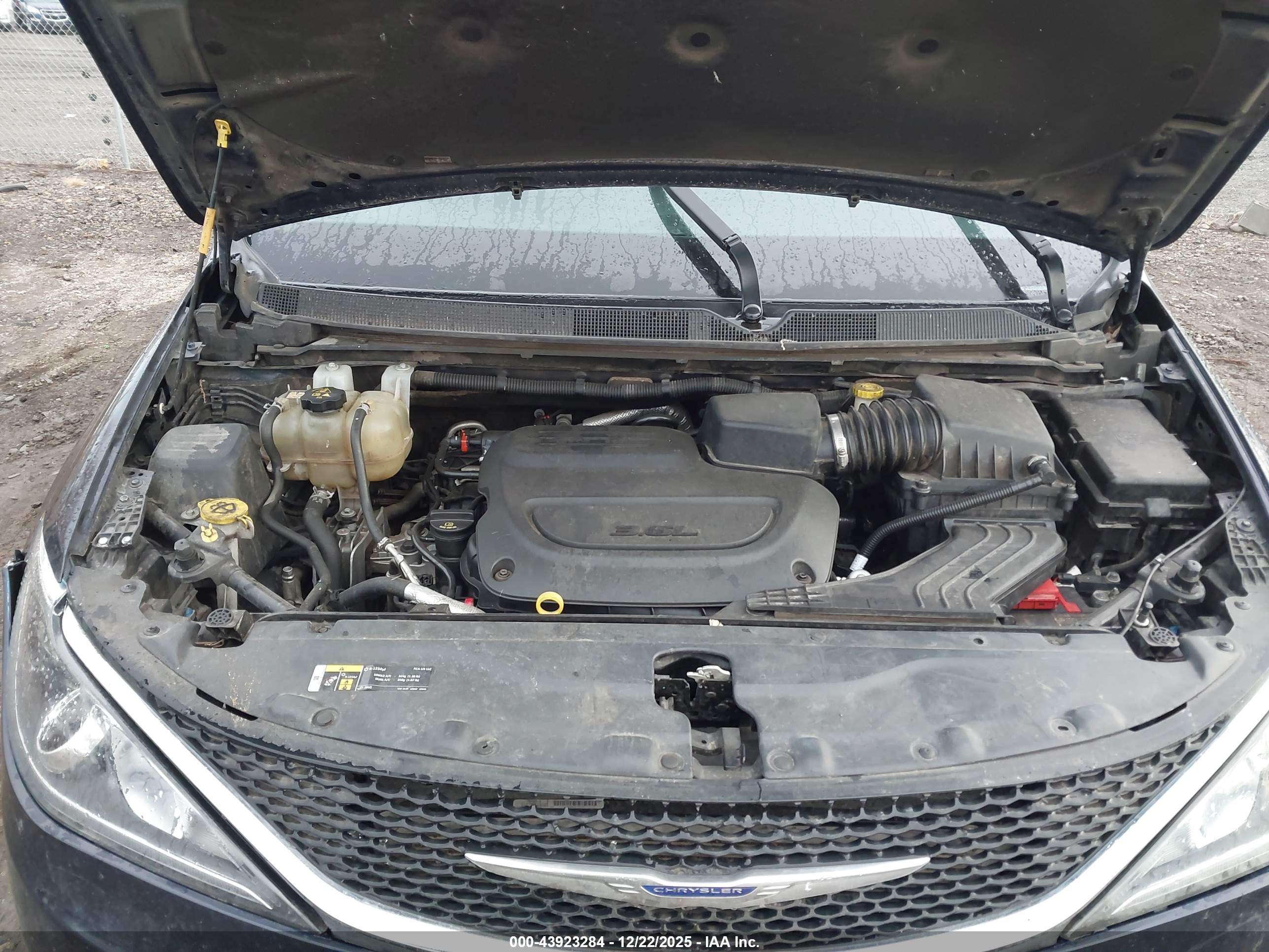 CHRYSLER PACIFICA image 10