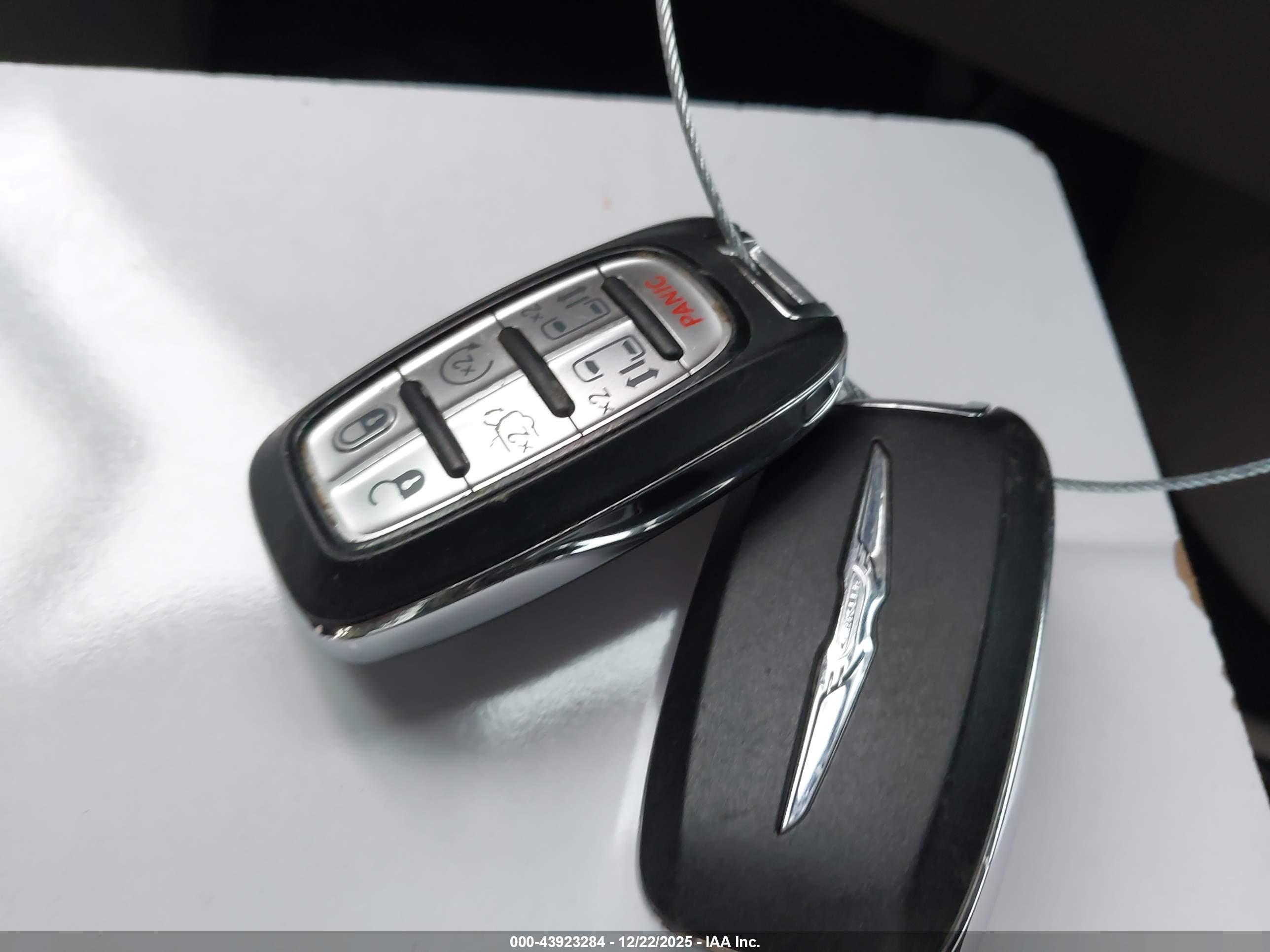 CHRYSLER PACIFICA image 11