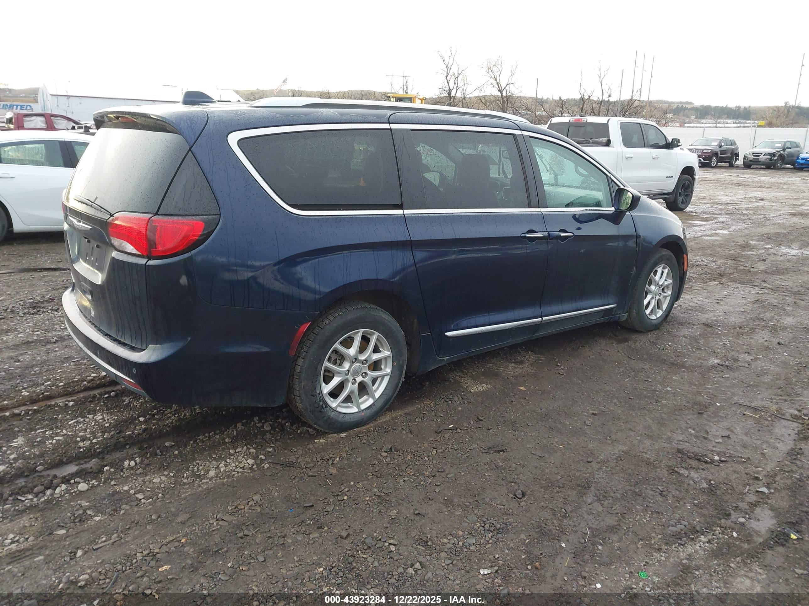 CHRYSLER PACIFICA image 4
