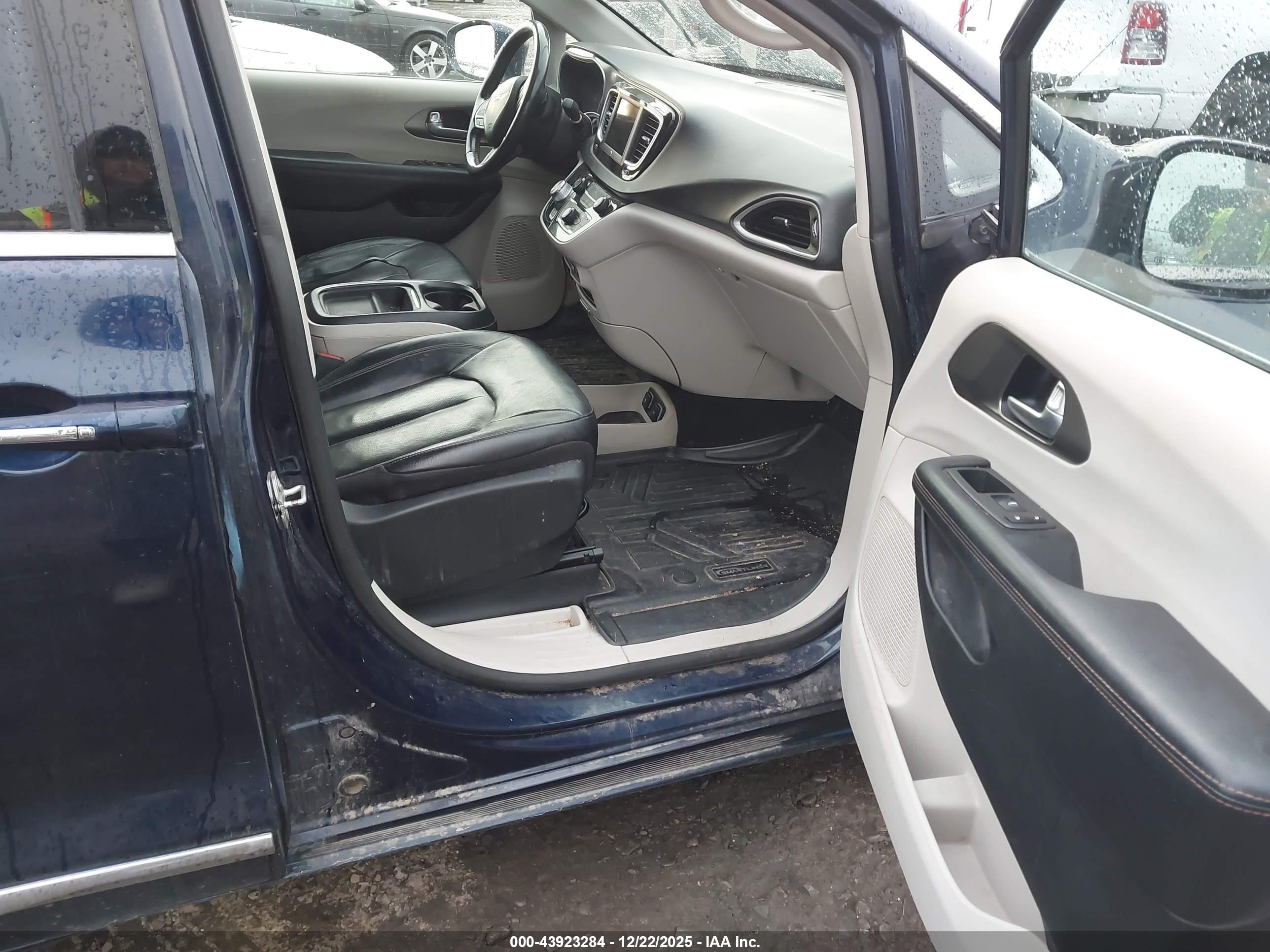 CHRYSLER PACIFICA image 5