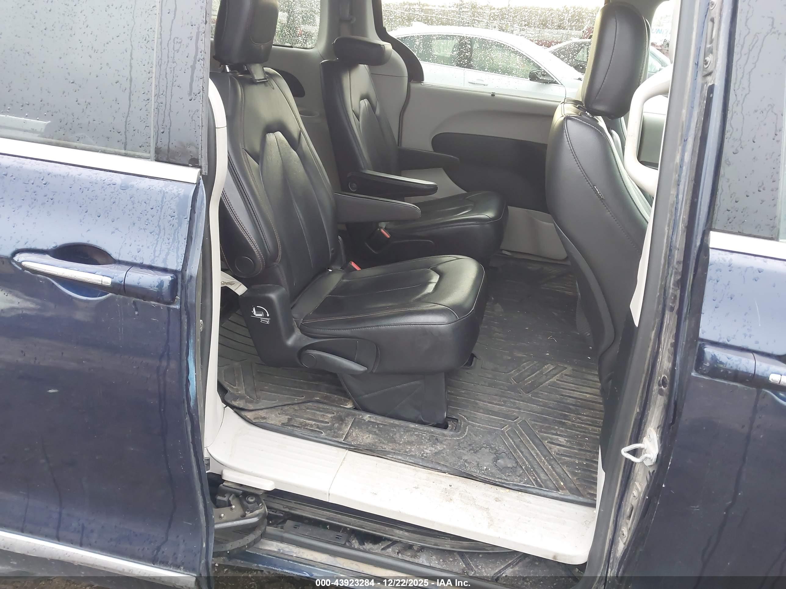 CHRYSLER PACIFICA image 8