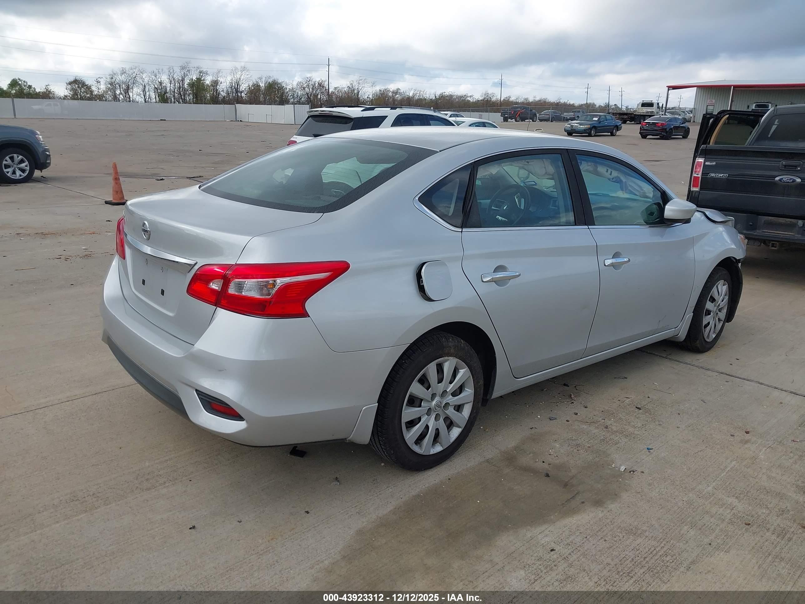 NISSAN SENTRA image 4
