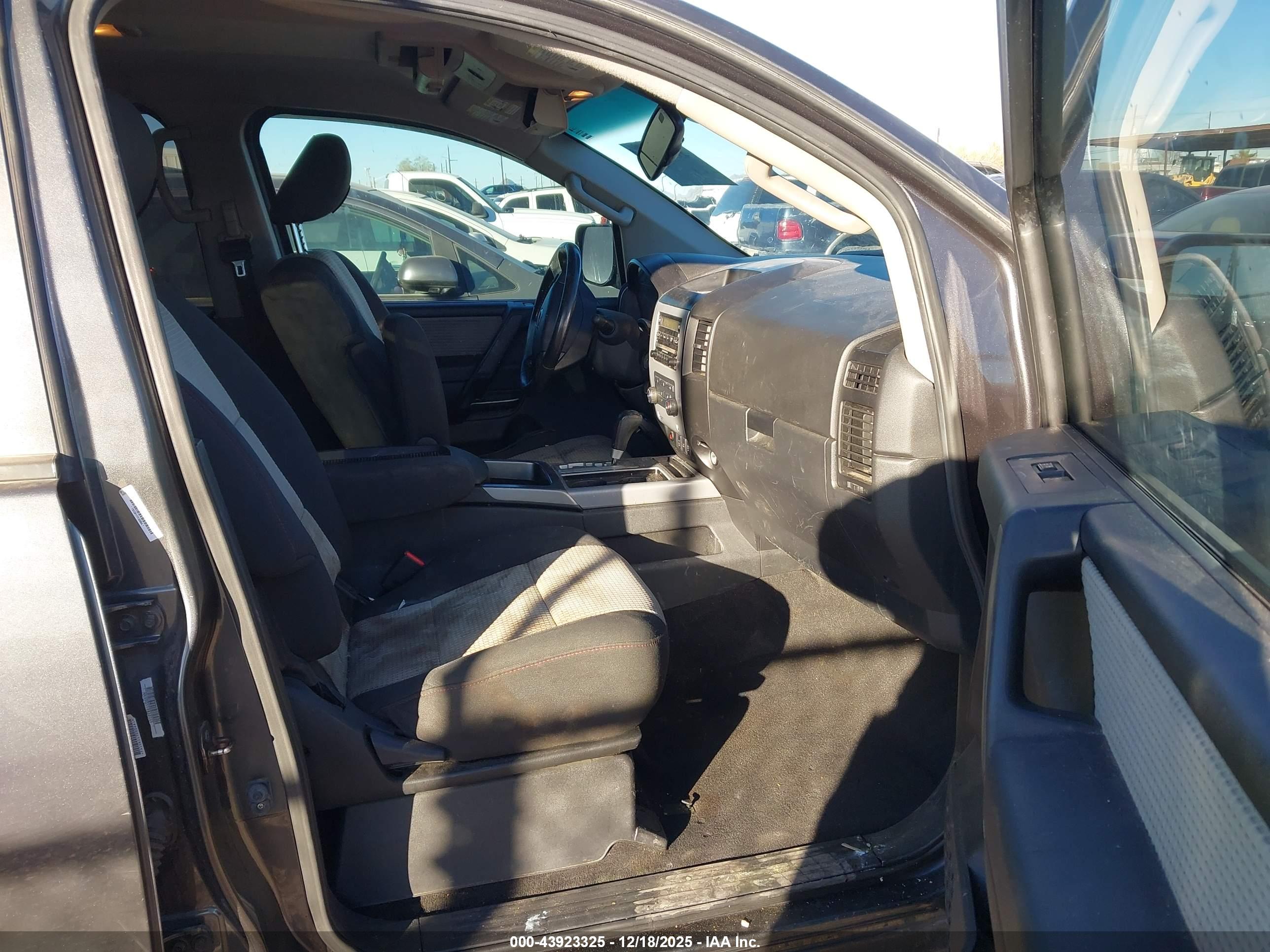 NISSAN TITAN image 5