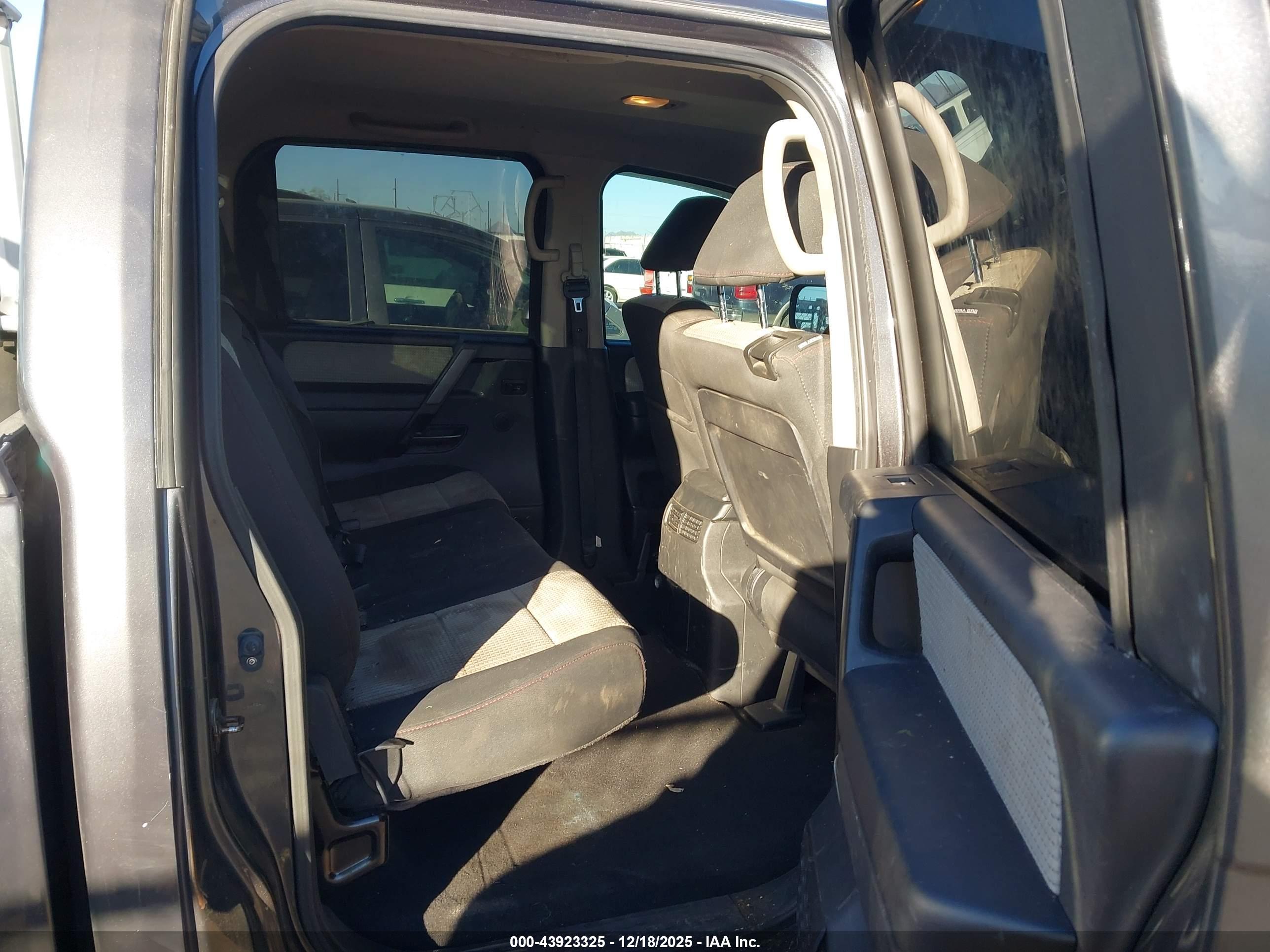 NISSAN TITAN image 8