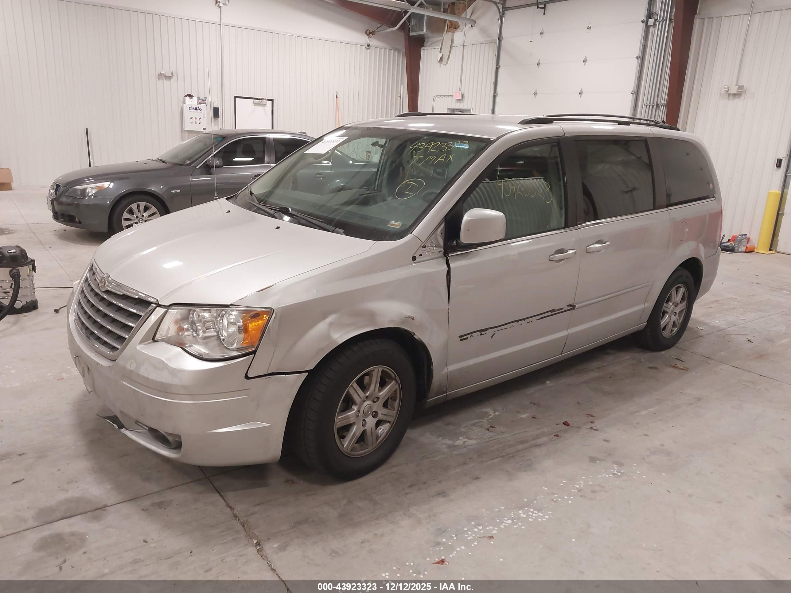 CHRYSLER TOWN image 2